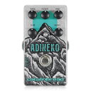 Catalinbread ADINEKO Mountain Edition ディレイ ギターエフェクター限定マウンテンデザインです。“神秘的な霧の中に消えていくようなエコー”Catalinbreadが伝説的なディスクエコーを再現し、世界的に注目を集めた“Echorec”の開発を始めた頃、同時にオイル缶エコーの再現にもとりかかりました。後にAdinekoと呼ばれることになるこのペダルの開発が始まったのは2012年の夏のことです。本物の音を知るために、いくつものヴィンテージユニットを使用し、来る日も来る日も研究を重ねました。ユニットごとの音色の違いはもちろん、日によって、時には1時間ごとに音が変わるような個体も存在していました。理想の条件に於ける最高のオイル缶エコーのトーン。クールでブライト、同時にダークなエコーサウンド。オイルの揺れがもたらすヴィブラートモジュレーションと、オイル缶エコーの持つ独特の、霧の中に浮遊するような音色。それを、現代のコンパクトペダルとして当然のエコータイムとリピートを十分に確保した上で再現すること。Adinekoは、この全てを実現したディレイペダルです。Adinekoのケースには、ヴィンテージオイル缶エコーの中にあるオイル缶を思わせるエイジド塗装を施しています。薄く錆が浮いたように見える塗装を施すことで、ヴィンテージエコーマシンの雰囲気までも再現しています。※エイジド塗装は1台1台手作業で行っているため、全て違った表情を見せます。ヴィンテージサウンドを再現する新たなペダルを作る時、Catalinbreadでは必ず“古い経験”を尊重、それをさらに広げるように務めています。もちろん、Adinekoも同様です。例えば、経年変化や熱により粘度の変わったオイルが作る独特のダークな音色も、VISCOSITY（粘度）ノブでコントロールすることができます。暖かなエコークオリティを保ったまま、かつてのオイル缶エコーの領域を遥かに越えるディレイタイムをTIMINGノブでコントロール可能。そして、BALANCEノブではオリジナルエコーユニットのデュアルプレイバックヘッドが作った独特なシンコペーションを再現できます。【クイックスタート】初めてAdinekoを手にしたなら、まずはこのペダルだけで、アンプをクリーンにして音を出してみましょう。Adinekoはオイル缶エコーのトーンを再現しますが、その音色を保ったままオリジナルユニットを超えた領域までを想定して設計されています。Adinekoでオリジナルオイル缶エコーユニットの操作範囲を再現すると、以下のようなセッティングになります。・TIMING：9〜10時・VISCOSITY：9〜10時・REVERB：自己発振寸前の設定・BLEND：12時・BALANCE：12時オリジナルオイル缶エコーは2タップ（リピート）のみの、ショートディレイしか作ることのできないユニットであることが分かります。しかし、そのディレイタイムと同期するヴィブラート、そして自己発振寸前のリバーブサウンドの霧の中へ消えていく、幽玄で美しいディレイサウンドを実感することができます。もう少しヴィブラートの効いたTel-Ray Deluxe Organトーンが欲しいなら、REVERBを下げ、BLENDを上げます。【各コントロールの詳細】● BALANCE：オリジナルユニットには、2つのスライドスイッチやロータリースイッチで選択できるショートとロングの2つのエコープレイバックヘッドが搭載されていました。このヘッドは、片方、または両方を選択することができ、2つのヘッドを組み合わせて独特のシンコペーションを作ることもできました。Adinekoではそれをさらに拡張。自由にバランスを調整できるようにすることで全く新しいリズミックなトーンを作ることも可能となりました。このノブを反時計回りに回せばショートディレイタイムヘッドが、時計回りに回せばロングディレイタイムヘッドが強く、12時の位置ではそれぞれが同じバランスで出力されます。● BLEND：このコントロールは、100％ウェット（エフェクト全体の音）と100％ドライ（インプットシグナル）の範囲でドライとウェットのバランスをコントロールすることができます。オリジナルユニットでは真空管のプリアンプステージが搭載されていましたが、Adinekoのプリアンプステージはそのサウンドを再現するように調整されています。● TIMING：オイル缶エコーは、その殆どが固定式のディレイタイムです。一部のモデルではモーターのスピードを落とすことでディレタイムを切り替えることができましたが、どちらにしてもオイル缶エコーユニットが作ることの出来るディレイタイムは80〜120msと、非常に短いものでした。Adinekoは、TIMINGノブを調整することで、最大1秒までのディレイタイムを設定することができます。● VISCOSITY：このコントロールを理解するには、オリジナルオイル缶エコーユニットの動作を知っておく必要があります。オイル缶の中にゆっくりと回るメタルディスクがあるとイメージしてみてください。このディスクは、1つ、または2つのプレイバックヘッドが音をピックアップするまでの間、レコードブラシヘッドからの静電負荷を維持します。もし缶が空だったら、ここに静電気が発生してしまうため、缶の中を謎のオイルで満たします。そのオイルはほとんどがUnion Carbide LB-65で、長年、このオイルには発がん性があったとの噂もあります。ともかく、このオイルの役割は空気からの静電気を防止するためのものでした。このオイルの問題は、例えば熱により粘性が低下すると、電荷を維持できません。オイルの粘性が下がり、オイルの揺れが大きくなるほど、音色に揺らぎが生じます。つまり、このコントロールはモジュレーションの深さを調整するものです。● REVERB：このノブはエコーユニットのリピートコントロールのように動作します。ディレイラインのアウトプットをディレイラインのインプットへと送ります。オリジナルオイル缶エコーと同様にAdinekoのリピートにはモジュレーションが加わり、さらにローファイ化することでオリジナル同様のリピートサウンドを作ることができます。Adinekoは9〜18VのセンターマイナスDCアダプターで駆動します。電池はお使いになれません。内部スイッチを切り替えることで、トゥルーバイパスとエフェクトOFF時にも残響を残すバッファードバイパスを選ぶことができます。種類：ディレイアダプター：9-18Vセンターマイナス電池駆動：-コントロール：REVERB、VISVOSITY、TIMING、BLEND、BALANCE