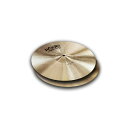 PAISTE Masters Thin Hi-Hat BOT 14" ハイハット※画像はサンプルです。詳しくは商品説明をお読み下さい。※ボトムのみでの販売になります。お間違えないようにご注意下さい。Masters は2011年に発表された新らしい＜Twenty＞シリーズで、世界中のトップドラマーの経験から導き出された11のライドサウンドを提供します。ダークからブライト、ドライからサスティン豊なもの、スムースからストロングまで、幅広いサウンドバラエティーを揃えています。【SPEC】BasicsSizes: 14"Weight: MediumVolume: SoftCharacterSound color: DarkFrequency range: MediumFrequency mix: Rough/Complex/RichFunctionStick Sound: WashyResponse Intensity: LivelySustain: MediumChick Sound: SoftFeel: Soft