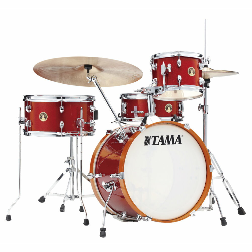 TAMA LJK48S-CPM Club-JAM ドラムシェルキット※本商品はシェルキットのみでの販売となります。シンバルアームとシングルタムホルダーを除き、画像のスタンドやシンバル、椅子などは商品に含まれません。Club-JAM Kitは、小口径かつコンパクトなサイズ構成によって、持ち運びやすさと本格的なドラムサウンドを両立させたコンパクトドラムキット。シェルには明瞭なアタックと温かいサウンドを兼ね備えたポプラシェルを採用。また、バスドラムシェルに直接取り付けられたシンバルホルダーや湾曲したバスドラム スパー、そして暖かい印象を与えるブラウンのウッドフープがヴィンテージなルックスを醸し出します。省スペースかつポータビリティに優れ、様々なシチュエーションでの演奏を可能にします。18”x12”バスドラム×110”x7”タムタム×114”x7”フロアタム×113”x5”スネアドラム×1シングルタムホルダー×1シンバルホルダー×1Color:CPM (キャンディ・アップル・ミスト)