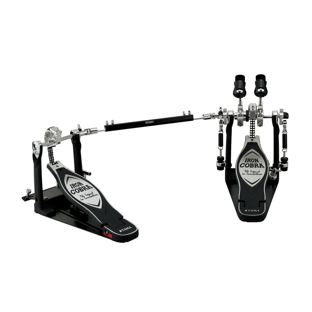 TAMA HP900RWZB Iron Cobra 900 Twin Pedal Rolling Glide ドラムツインペダル ソフトキャリングバック付き20年の蓄積が生んだ信頼と進化いかなるプレイスタイルにも対応する多彩な調整機能と、コントロースしやすくスムーズな踏み心地。そして何より安心してプレイに集中できる信頼。それを実現できるのは20年以上にわたり愛され続け、日々進化を続けてきたIRON COBRAだけ。更なるスムーズな動きと耐久性向上のために開発された機構や、プレイヤーの表現力を高める新ビーターなど、進化した新しいIRON COBRAを、是非その“足”でお確かめください。【Pedal Bag】TAMA POWERPAD シリーズのソフトキャリングバッグが付属します。【Pedal Anchor】ツインペダルの左脚側には、演奏中のペダルのズレを防止するアンカープレートを標準装備。2本のスパイクでペダルを確実に固定します。【Rolling Glide LiteSprocket】Iron CobraのRolling Glideはオーソドックスな真円ホイールを採用したナチュ ラルなアクションが特徴。従来モデルよりカム（スプロケット）の重量を約40% 軽くすることで、より軽い踏み心地を実現。コントロールしやすいレスポンスを 持つ、オールマイティなモデルです。【Cobra Coil (US. PAT.NO.7408104)】コイルがヒットする寸前にフットボード裏側に触れる事で、フットボードの返りをアシストします。また前後位置を調整可能することで、当たり始める位置の微調整が可能です。【Power-Strike Cobra Beater】ヘッドにヒットするフェルトの面積を従来より小さく且つ厚みを増した新設計のコブラビーター。バスドラムの胴鳴りを高め、太い芯のあるサウンドを獲得すると共に、フェルト面を平らにすることでアタックを強調しました。また、ビーターヘッドは角度調整機能を継承しつつ、フェルト先端からエンド部分までの距離とシャフト位置のバランスを見直すことで、コントロール性能を向上。小さなボリュームでも音色がぼやけない、芯のあるサウンドを実現することに成功しました。【Swivel Spring Tight (US.PAT.NO.9236038)】スプリングの効果を最大化するために考案された新機構。 スプリングの下端を固定する軸がペダルの動きに合わせて回転するため、激しい動きでもスプリングが歪むことなく常に垂直方向へ伸び縮みします。これによりスプリングに蓄えられる弾性エネルギーをロスなくペダルを動かすエネルギーに変換。 さらに、スプリングとの連結部分に掛かる摩擦を軽減することで、踏み込みは軽く尚且つ戻りも速いという理想的なペダルワークを実現しました。【Minimizing Power Loss】Iron Cobra ペダルでは、スムーズで安定した動きを実現するために、各駆動部にベアリングを搭載しています。 シャフト部の両端には、パソコンのハードディスクドライブや自動車のABS 装置に採用されている超精密ベアリングを搭載し、スムーズで安定したアクションを提供。 スプリングとシャフトの連結部分に備え付けられた高精度ボール・ベアリングは、フットボードを踏み込む力をカムの回転エネルギーに無駄なく変換し、スムーズなペダルワークを実現します。 さらに、ヒンジ部に採用された“Oiles”ベアリングは、不快なフットボードの横ブレをシャットアウトします。【Hinge Guard Block】ヒンジシャフト両端のベアリングの固定方法を、従来のフットボード側面から貫通させる方式より、ベアリングを上下で挟むように保持する方式に変更。 ペダルを踏んだ時にベアリングに掛かる力を分散することで、ヒンジシャフト自体に掛かる負荷を軽減。 従来モデルよりも高い精度での回転を行うことが出来るようになり、かつてないスムーズな操作性を実現しました。【Oiles Bearing Hinge】フットボードの支点となるヒンジ部は、"Oiles"ベアリングを採用することでスムーズなアクションと、フットボードのブレが少ない抜群の安定性を誇ります。さらに従来のものより直径が若干太めのものを採用することで耐久性も向上しています。【Vari-Pitch Beater Holder】Speedo-Ring との組み合わせによるビーター/ フットボードアングルの調整機 能。フットボードの角度に影響を与えることなく、ビーターがバスドラムのヘッ ドに当たるまでの距離を無段階で調整可能です。【Speedo-Ring】スプリングテンションをシャフトへと伝えるロッカー・カムのローラー部に、高精度ボールベアリングを採用。徹底的に可動部のロスを減らすことで、素早いレスポンスを生み出します。【Quick-Hook】Speedo-Ringのベアリングをホールドする専用スプリングフック。収納時には簡単に取り外せ、ビーターを抜かなくともコンパクトに収納出来ます。【Para-Clamp II Pro】様々な厚みのバスドラムフープを確実にホールドする、TAMAオリジナルクランプがバージョンアップ。バスドラムフープを固定する先端部にラバーを装着したことでグリップ力を高め、フープへのダメージを抑えつつ強い固定力を発揮します。また、先端部が三次元で動く構造を採用しているため、バスドラムのフロント側を極端に浮かせたセットアップでも、その角度に応じて先端がフィットしペダルを安定させます。その上、固定する際に締めるTボルトが、フットボードの脇から操作出来る構造ですので、スローンに座ったままでもペダルの着脱が可能です。