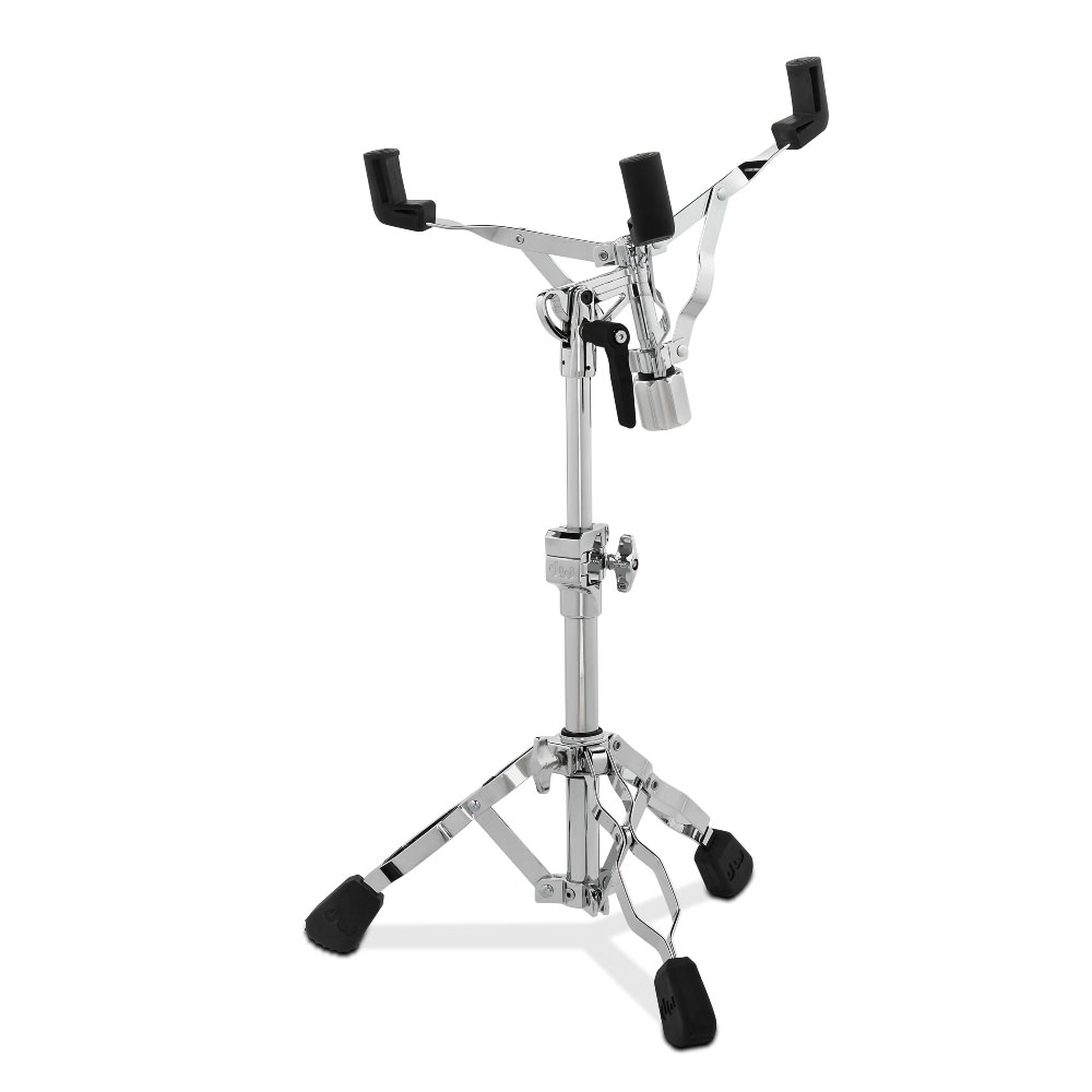 DW ディーダブリュー DW-3300A 3000 Series Snare Stand スネアスタンド DWCP3300ADWスネアスタンドで初めて採用された“GLIDE BASKET ADJUSTMENT仕様のスネアスタンドです。バスケットの角度は無段階で設定が可能で、安定性にも優れたスネアスタンドです。新たに採用された“RESO POCKET CRUTCH TIP”は、スネア本体をフローティング状態にセッティングすることでナチュラルな鳴りを引き出してくれます。スネアスタンドとしてはもちろん、タムマウント用のスタンドとしても最適です。【GLIDE TILTER BASKET ADJUSTMENT】バスケットの角度は無段階でセッティング可能です。【TUBE JOINT WITH INTEGRATED MEMORY LOCK】演奏中のスタンドのズレ防止し、セッティング時間を短縮にも役立つメモリーロック。【BASKET SCREW】シンプルで回しやすいアルミニウム製のバスケットスクリュー。【RESO POCKET CRUTCH TIP】スネア本体をフローティング状態にすることで、シェルの鳴りを引き出すレゾポケットクラッチチップ。【DOUBLE BRACE LEG & RUBBER FOOT】安定性に優れたダブルブレイスレッグと滑り止め加工されたラバーフット。【SPEC】・スネアスタンド（12, 13, 14”スネア対応）・3/4" アッパーチューブ・1" ベースチューブ