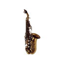 Chateau シャトー CSS-CH92DL ソプラノサックス カーブドソプラノ ダークラッカー仕上げ【HANDMADE SERIES Soprano Saxophone】Chateauの名を世に知らしめるきっかけとなったハンドメイドシリーズのカーブドソプラノサックス。管体のセットアップはもちろん、磨き上げや彫刻も専用のセクションで組み上げられています。管体には銅の含有量92％のレッドブラスを用いており、またカーブドソプラノとの組み合わせにより、パワフルでありながら、あたたかく奥行きのあるサウンドを実現しました。仕上げのダークラッカーはヴィンテージを意識した深い飴色の塗装面は通常のラッカーよりも厚めに仕上がっており、その分吹きごたえのある吹奏感です。【仕様】ハンドメイドシリーズ / カーブドソプラノ● 管体：レッドブラス（92％-Copper）/ダークラッカー仕上げ● Key：B♭● その他仕様：ブラスサムフック&サムレスト、ニードルスプリング、ピゾーニ・Proパッド● 付属品：ケース、マウスピース、リガチャー、グリス、ストラップ、スワブ、リード