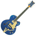 GRETSCH グレッチ G6136TG Limited Edition Falcon with String-Thru Bigsby Azure Metallic エレキギターG6136TG Limited Edition Falcon with String-Thru Bigsbyは、クラシックなFalconの象徴的な仕様をすべて受け継ぎながら、目を引くAzure Metallicフィニッシュで仕上げています。アイコニックなスタイルと豊かで力強いGretschトーンは、バンドサンウンドに埋もれない心のあるサウンドを提供し、視覚的にも目立つこと請け合いです。ラミネートメイプルボディに搭載されたTV Jones Classicハムバッカーは、低〜高域にわたりバランスの取れたハーモニクスを提供し、他の楽器と調和しながらも、独自のサウンドを奏でます。また、ブリッジとネックのボリュームコントロール、3ウェイピックアップスイッチング、No-Loadマスタートーン、マスターボリュームなどのコントロールが、無限のトーンバリエーションを提供にしています。“Squeezebox”ペーパーインオイルキャッパシターが滑らかなヴィンテージトーンを実現し、ボリュームコントロールを下げてもギターの高域の透明感を保つトレブルブリード回路を備えています。12インチラジアスのエボニー指板には22本のミディアムジャンボフレットとパーロイドNeo-Classicサムネイルインレイを採用。メイプルネックは心地よく手に馴染むスタンダードなUシェイプで優れた演奏性を提供します。Gretschの革新的なMLブレイシングは2.25インチの薄いボディから、より大きな音量と空気感を実現します。表情豊かなBigsby B6GPヴィブラートテイルピースとピン止めロッキングバーブリッジは、ボーンナットとの組み合わせでチューニングを安定させます。またGretschならではの特徴として、Bigsbyテイルピースはストリングスルー仕様となり、弦交換を素早く簡単に行うことができ、振動の伝達を高めてサスティンを向上させます。ゴールドハードウェア、Grover Imperialダイキャストチューニングマシン、ジュエル入りGアローコントロールノブ、ホワイトネックバインディング、Fホール、厚手のゴールドGretschロゴ入りヴィンテージプレキシピックガードが特徴的な本モデルは、Gretschのスタイリングを体現しています。G6136TG Limited Edition Falcon with String-Thru Bigsbyは、信頼できる実戦的なギターをお求めのプレイヤーにとっても、クラシックで美しいギターをお求めのコレクターにも、Falconギターを有名にした輝きとサウンド、スタイリングを余すところなく提供します。【スペック】・Body Material：Laminated Maple・Body Finish：Gloss・Neck：Maple, Standard “U”・Neck Finish：Gloss Urethane・Fingerboard：Ebony, 12” (305 mm)・Frets：22, Medium Jumbo・Position Inlays：Pearloid Neo-Classic Thumbnail (Ebony)・Nut (Material/Width)：Bone, 1 11/16” (43 mm)・Tuning Machines：Grover Imperial Die-Cast・Scale Length：25.5” (64.77 cm)・Bridge：Rocking Bar・Pickguard：Gold Plexi with Gold Gretsch Logo and Falcon Graphic・Pickups：TV Jones Filter’Tron Classic (Bridge), TV Jones Filter’Tron Classic (Neck)・Pickup Switching：3-Position Toggle：Position 1. Bridge Pickup, Position 2. Bridge And Neck Pickups, Position 3. Neck Pickup・Controls：Volume 1. (Neck Pickup), Volume 2. (Bridge Pickup), Tone・Control Knobs：Jeweled G-Arrow・Hardware Finish：Gold・Strings：Nickel Plated Steel (.011-.049 Gauges)・Case/Gig Bag：Deluxe Hollow Body Hardshell Case