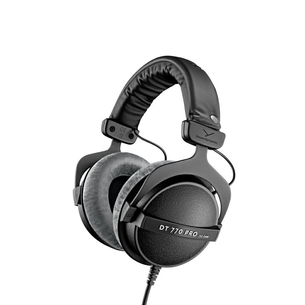 beyerdynamic ベイヤーダイナミック DT 770 PRO 250Ω 密閉型スタジオヘッドホンモニタリングヘッドホン 250Ω 密閉型・スタジオやモバイル機器でのプロフェッショナルなサウンドを実現する密閉型ヘッドホン・世界中のエンジニア、プロフェッショナルから支持され続けるニュートラルなサウンド・交換可能なソフトなイヤーパッド、ソフトパッド付ヘッドバンドによる高い装着感・ドイツ製【ザ・スタジオ レジェンド】これまで数十年にわたり、世界中のプロフェッショナル・ユーザーに信頼され続けてきたクラシック・シリーズ。DT 770/880/990 PRO。これらのスタジオ用ヘッドホンは、構造の異なる3モデルで構成され、非常にきめ細かい解像度と透明感のあるサウンドが特徴です。DT 770 PROは、このシリーズの密閉型モデルで、周囲の音に影響されない高い遮音性能を誇ります。また、ボーカル・レコーディング時などヘッドホンの音漏れが気になる場所にも最適です。【ベンチマークとなるサウンド】beyerdynamic DT 770 PROヘッドホンは、音楽プロデューサー、サウンドエンジニア、放送局の間で確固たる人気を確立しており、世界中のあらゆるスタジオで使用されています。全周波数帯域を驚くほど正確に再現し、大口径のイヤーパッドにより再現の難しいとされる低域も正確に再生します。【最高レベルの再現能力】DT 770 PROは重要な音楽やサウンドモニタリングのために設計されており、卓越したアイソレーションと最高レベルのインパルスレスポンスで原音を忠実に再生します。高域は、しっかり分析され詳細まで再現、超低音も鮮明に再生されます。【快適な装着性】頑丈なヘッドバンドは、ソフトパッドが付属し、しっかりとした装着感を保ちつつ快適性も提供します。長時間の装着でも快適なようにソフトイヤーカップで設計されています。また片出しのケーブルにより、ケーブルが絡まることなく、頻繁にヘッドホンを着脱する場合もストレスを感じません。【MADE IN GERMANY】DT 770 PROヘッドホンは、今も昔もドイツで手作業で作られています。使用されているすべての部品が必要に応じて交換可能できます。長きに渡ってユーザー様に使っていただけることを考えて製造しております。最高の自信作を是非お試しください。【内容物】Drawstring Bag3.5mm/6.35mm 変換プラグ【テクニカルデータ】伝送方式：有線ヘッドホン重量（ケーブルなし）：270 gヘッドホン周波数特性：5 - 35.000 Hz公称音圧レベル：96 dB