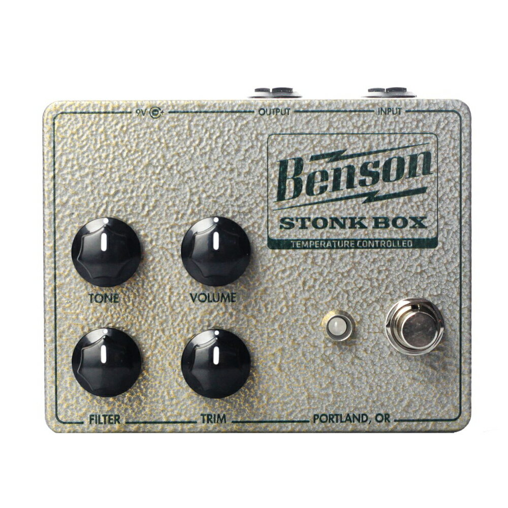 Benson Amps ベンソンアンプス STONK BOX Fuzz Bender系ゲルマニウムファズ ギターエフェクター STONK BOXは、「熱バイアス・コントロール」を備えたゲルマニウムFuzzです。1960年代の「Bender MK1 FUZZ」サウンドを再現しながら、当時の弱点である安定性の心配を排除しました。2N527、2N404の2つのゲルマニウム・トランジスターを使用し、その能力を最大限に発揮できるよう60年代のFuzz回路理論を使用してデザインされています。そこに本機の特徴でもある「熱バイアス・コントロール」機能を搭載しました。● オリジナル「MK1」サウンドの再現Bender MK1 サウンドは、トランジスター選択の難しさから、最も再現が難しいとされているファズの1つです。Bensonでは独自のパテント技術により、この問題を解決し、再現性の高いMK1サウンドを安定して鳴らすことができます。● ベストなサウンドを引き出す「熱バイアス・コントロール」機能ゲルマニウム・トランジスターは非常にデリケートで、コンデンサーの温度によってコンデンサー間のバイアスが変わります。本機は、電源をONにするとヒーターがコンデンサーを適温まで優しく自動的に温めます。そのため外気の寒暖に関わらず、ベストなパフォーマンスが得られる訳です。適温になるまで待つ必要があるため、電源を入れてから使用開始できるまで2~3分かかります。電源投入後、LEDはオレンジに点灯します。これは「温め中」の表示で、hFE（トランジスタのゲイン）を規定値まで高め、正しい電圧になるようバイアスを整えます。適温になるとヒーターがOFFになり、LEDがグリーンに変わり準備完了です。動作中にLEDがオレンジとグリーンを行き来する事がありますが、故障ではありません。回路が常に適温になるよう、必要に応じてヒーターを動作させます。本機は~約37.8℃を目安に正常動作するようデザインされています。テストの結果、直射日光の下では白い筐体の方が黒い筐体と比べて内部温度が約7℃低いことから、白を筐体のカラーに選んだと言うほど、温度に関して拘りました。※ 内部のトリム・コントロールは、絶対に触らないようにしてください。温め温度とLEDインジケーターのバランスが崩れます。● アドバイスド・コントロールオリジナルのMK1には無かったコントロールが追加され、より細かいサウンド調整が可能になっています。・TRIM ： 2つのゲルマニウム・トランジスターに入る手前の音量（ゲイン）を調整します。・FILTER ： ゲイン・ステージ初段の、ゲインとバイアス・ポイントを調整します。低い設定では歪み量と低域が取り除かれ、ピッキングのニュアンスがより効果的に聞こえます。TRIMとの相互作用によって、サウンドが変化します。・TONE ： 回路の最後に効く、ローパス・フィルター。オリジナルでは解決できなかった音抜けを調整します。・VOLUME ： 全体の最終ボリュームを調整。上げすぎるとアンプ側でハウリングを起こしたり、ノイズの原因となりますので、適度なバランスに調整してください。製品仕様・電源： 9VDC／100ma電源アダプター（消費電流 100mA未満）・サイズ： 11.8 × 9.2 × 5cm