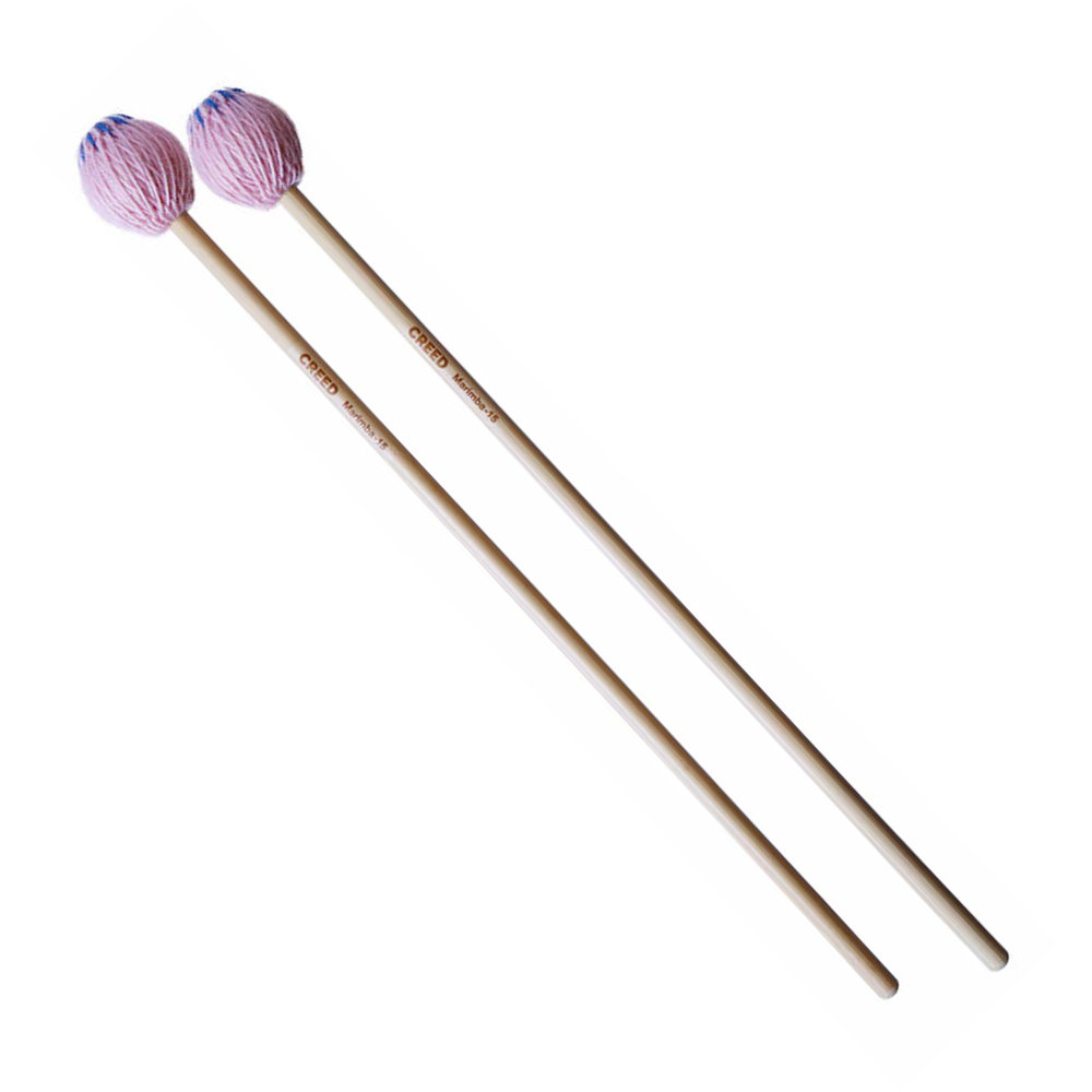 CREED クリード CR-Marimba15 マリンバマレット ソフト毛糸シリーズマリンバらしいふくよかなサウンドと、くっきりとした発音にこだわった、バランスよく鳴らせるマレットです。適度なウェイトがあり、合奏の中でも埋もれない存在感を発揮します。硬さ:ソフトカラー:ピンク＋青柄：ラタン材390mm毛糸巻