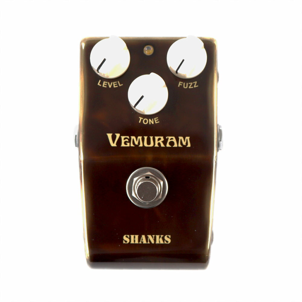 VEMURAM ベムラム SHANKS II ファズ ギターエフェクターファズの名機中の名機、ToneBender、BUZZAROUND のサウンドをジョン氏からの様々な要望を取り入れて開発されたペダルです。往年のファズサウンドを彷彿とさせながらも、現在のミュージックシーンに適合したサウンドに仕上がっています。ギターの手元でのボリュームに対しての追従もよく、フルブーストのBUZZAROUND なサウンドからクリーンまでをもカバー出来るペダルです。アメリカの音楽プロデューサー兼ギタリスト、ジョン シャンクス(John Shanks)氏とのコラボレーションにより完成したシリコンのファズ。ジョン・レノン、ジョージ・ハリソン、ジェフ・ベック、ジミー・ページなど、名だたる往年のスーパーギタリストが使っていたことで知られるToneBender、BUZZAROUND を基本に、ジョン氏からの様々な要望を取り入れ、約1年半のジョン氏とのやり取りを経て共同で開発。サウンドの要所には N.O.S パーツを選別して使用し、電源部には最新のパーツを使うことで、往年のサウンドを彷彿とさせつつ現代の音楽シーンで必要不可欠な、ノイズレスでヘッドルームの大きいファズを実現。ギターのボリュームに追従して、クリーンから、クランチ、そしてフルブーストした場合は粘りのある BUZZAROUND のようなドライブ領域までもカバー。John Shanks コメントこのペダルが完成するのを待ちに待った。ファズの音域の広さ、十分なヘッドルーム、幅広い音色のコントロールなど、ここまで多様性をもつペダルは存在しない。見た目は小さいが物凄い強力なペダルを長年かけて遂に完成させた。Vemuram と私が拘ったトーンに導くまでの情熱と努力の成果を多くの皆さんと共有したい!シャンクス・ファズを是非楽しんで下さい。主な使用コントロールノブ:Level, Fuzz, Toneコントロールトリマー:Bias電源:9 Volt Battery, 9 Volt regulated AC/DC adapter (center negative)寸法:73(W)×114(D)×50(H)mm