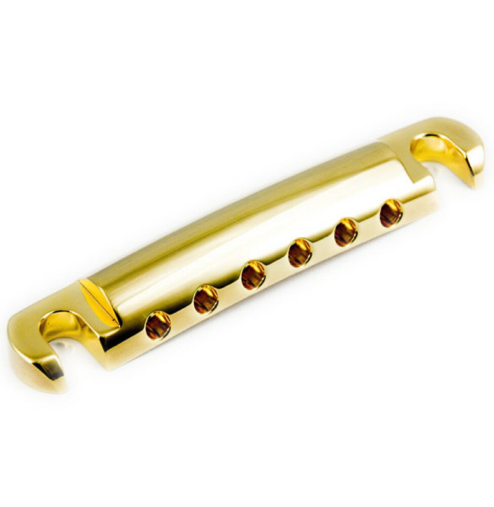 ABM エービーエム ABM3020GA ストップテイルピース ゴールド アルミ製 ギターパーツ※パーツの取り扱いには、相応の技術と知識が必要になります。自己責任にて取り扱い可能な方のみ、ご検討下さい。取り付け時に起った、楽器及びパーツの破損・損傷等につきましては当店は保証出来ません。あらかじめご了承下さい。ベルブラス削り出しハンドメイドで制作されるストップテイルピースです。1958年のレスポールに搭載されたストップテイルピースをもとに設計されています。テイルピース本体はアルミの削り出しによって製作されています。弦の振動をしっかりと楽器へ伝え、楽器本来の響きを一切損なうことなく引き出します。■製品概要 ストップテイルピース（アルミ製） スタッド取付部径：直径8mm スタッド取付部間隔：82mm 表面処理：ゴールドめっき■付属品 テイルピース本体 スタッド/アンカー（インチ規格）■材質 テイルピース：アルミ削り出し アンカー：ベルブラス削り出し スタッド：ベルブラス削り出し■製造国 ドイツ