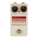 Comodoro Percolator Fuzz ファズ ギターエフェクターComodoro Percolator Fuzzは、1970年代に制作されたスライドコントロールが特徴的な有名なファズペダルを元に制作されたファズペダルです。Comodoroでは、何年も前に生産が中止された当時と同じゲルマニウムトランジスタ、2n404aを使用し、サウンドをより柔らかくするために回路を変更しました。ヴィンテージオーバードライブトーンや特有の倍音成分が豊かなダーティかつ明確な歪みを作るために設計を行いました。当時のモデル同様、2つのコントロールのみで構成されるシンプルなスタイルを継承しています。ギターVolumeへの応答性が高いため、手元で音色をコントロールできます。●コントロールharmonics：ゲインと歪みを調整します。volume：音量を調整します。内部スイッチ：高域の出方を微調整します。環境によっては全く変化を感じない場合もあります。ヒスノイズが強く出てしまう場合などに切り替えます。Comodoro Percolator FuzzはスタンダードなセンターマイナスDC9Vアダプターで駆動します。消費電流は10mAです。電池はお使いになれません。種類：ファズアダプター：9Vセンターマイナス電池駆動：-コントロール：harmonics、volume