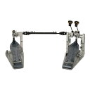 DW MFG Chain Drive Double Pedal DWCPMCD2BK ドラムペダル ツインペダルMDDマシンダイレクトドライブペダルの成功に基づいて構築された MCDマシンドチェーンドライブペダルは、特許取得済みの機能、工業デザイン、およびダイレクトドライブの類似品の多くを共有するブティックペダルです。最も顕著な違いは、ギアシフトスタイルのレバーを組み込んだ調整可能なスプロケットレスカムです。このレバーを使用すると、プレーヤーは最も一般的なチェーンドライブカム設定間を素早く切り替えることができ、バスドラムに取り付けたときに簡単にアクセスできます。DW の R&D ディレクターであるリッチ・シクラは次のように説明しています。「MDD ペダルを導入するときに、これが次の論理的なステップになることはわかっていました。当社のアーティストの多くは 9000ペダルを心から愛していますが、その形状と機能にも魅了されています」 「さらに、ダイレクトドライブの感触が万人向けではないこともわかっていました。研究開発チームにとって、これは本当に楽しくてやりがいのあるプロジェクトでした。」もちろん、MCD2ダブルペダルにはDWの特許取得済みのシングルポストキャスティングデザインが組み込まれており、補助ベースペダルをハイハットペダルの近くに配置することができ、ペダル間で足をより速く簡単に移動したり、同時に演奏したりすることもできます。その他の注目すべき機能には、レーシングスタイルのオールアルミニウムの穴あきフットボード、輪郭を描いたヒールプレート、トライピボット・トゥークランプ、VERT 垂直スプリング調整、コントロール ウェイト/インパクトビーターなどが含まれます。特徴：・ギアシフトスタイルのレバーを備えた調整可能なスプロケットレスカム・VERT 垂直スプリング調整・トライピボット・トゥークランプ・インターロッキング デルタ ヒンジ ・コントロールウェイト/インパクト調整可能なビーター