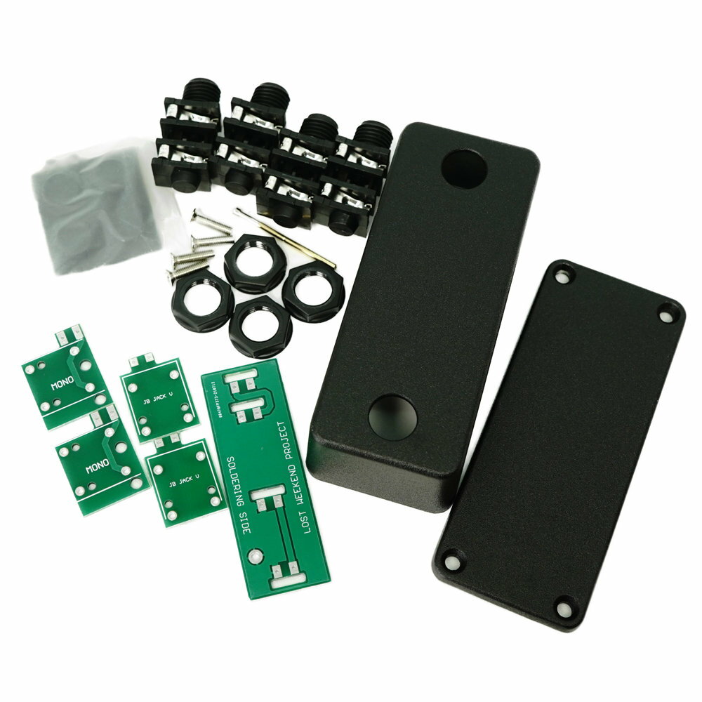 One Control ワンコントロール LWP Series Junction Box Kit ジャンクションボックス ギターエフェクター制作キットJunction Box Kitは、ペダルボードを組み上げる際に便利なジャンクションボックスを自作することのできるキットです。どんなペダルボードにも設置でき、ボード全体のインプットとアウトプットを簡単に作ることができる2in/2outのジャンクションボックスをご自身で製作できるキットです。ミニサイズのジャンクションボックスは扱いやすく、縁のある小さなボードから大型のボードまで、様々なペダルボードの操作性を高め、スペースを節約することができます。製作は簡単で、初めてのエフェクター製作にも最適です。製作にははんだとはんだごて、ドライバーが必要です。【ご注意】※この商品は、お客様が製作されることを目的として作られたキットです。※このキットは、製作の際、ハンダ付けの技術や配線を切る等の作業が必要となります。※また、一度製作されたものの返品、製作にかかわるサポートは一切受け付けておりません。恐れ入りますが、どうぞご了承くださいませ。※写真と部品が異なる場合がございます。