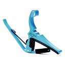 カイザー カポ Kyser KGJPFBA Fuji Blue QUICK-CHANGE CAPO 富士山をイメージした日本限定カラー カポタスト多くのミュージシャンを魅了する高品質カポタストブランドKyserより、初の日本限定カラーが発売！職人の手仕事がJAPANと出会い、唯一無二のカラーが誕生。片手で簡単にギターの移調を可能にするQuick-Change(C)(クイックチェンジ)技術を採用し、1980年の創業以来、プロアマ問わず多くのミュージシャンを魅了してきた米国テキサスのカポタストブランドKyser(カイザー)から、初の日本限定カラーです。Kyserカポを見かけない日本の楽器店はない、と言っても過言ではないほど広く日本のギタリストに愛されているKyserブランド。日本の伝統的な要素からインスピレーションを受けつつ、モダンなポップさも意識したカラー。ここ日本でしか購入できない限定カラーは、海外から日本を訪れた音楽ファンのお土産としても最適です。■カラー：Fuji Blue（富士ブルー）