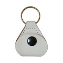 Perri’s ペリーズ PICKKEY-6676 Guitar Pick Holder Keychain WHITE ピックホルダー ピックケース キーリング付き【Perri's PICK HOLDER WHT KEYCHAIN】キーリング付きのレザー製ピックホルダー。スナップボタン留めタイプ。キーホルダーなどに簡単に取り付け出来ます。■外寸：H48mm×W44mm（金属部分除く）■内寸：H33mm×W33mm■材質：レザー■カラー：WHITE（ホワイト）