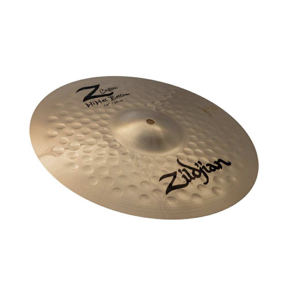 ZILDJIAN ジルジャン Z Custom 14" HiHats Bottom Z40103 ハイハットシンバル ボトム1993 年に登場し、2009 年に生産完了となった Z カスタム(Z Custom)シリーズ。このたび、15 年の時を経て、多くの復活リクエストが寄せられていたこのシリーズがジルジャンラインナップに。Z カスタムは、世界的な人気の高まりを見せているメタルに最適なシリーズです。新たに生まれ変わった Z カスタムシリーズは、製造工程を見直すことで、耐久性、音楽性、演奏性が向上しました。ドラマーが長年求めてきた爆発的で明るく、大音量のサウンドを実現します。ブリリアントフィニッシュが施されたシンバルの表面には、オリジナルの Z シリーズを彷彿とさせるスターハンマーパターンが採用されています。Z カスタムの突き抜けるようなサウンドは、ステージやスタジオで無限の音楽表現を可能にします。・ジルジャンシンバルの中で最も復活リクエストが多かったシリーズ・明るく切れのある爆発的なサウンド・音色や音楽性を犠牲にすることなく、圧倒的な音の広がりを実現・向上した耐久性、音楽性、演奏性・材質:キャスト(B20 ブロンズ)明るくクリーンなチックサウンド。突き抜けるようなサウンドは、ライブでの存在感抜群。品名：Z40103仕様(ウェイト)：Heavyハイハットボトムサイズ：14インチ