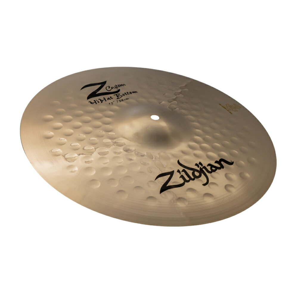 ZILDJIAN ジルジャン Z Custom 15" HiHats Bottom Z40106 ハイハットシンバル ボトム1993 年に登場し、2009 年に生産完了となった Z カスタム(Z Custom)シリーズ。このたび、15 年の時を経て、多くの復活リクエストが寄せられていたこのシリーズがジルジャンラインナップに。Z カスタムは、世界的な人気の高まりを見せているメタルに最適なシリーズです。新たに生まれ変わった Z カスタムシリーズは、製造工程を見直すことで、耐久性、音楽性、演奏性が向上しました。ドラマーが長年求めてきた爆発的で明るく、大音量のサウンドを実現します。ブリリアントフィニッシュが施されたシンバルの表面には、オリジナルの Z シリーズを彷彿とさせるスターハンマーパターンが採用されています。Z カスタムの突き抜けるようなサウンドは、ステージやスタジオで無限の音楽表現を可能にします。・ジルジャンシンバルの中で最も復活リクエストが多かったシリーズ・明るく切れのある爆発的なサウンド・音色や音楽性を犠牲にすることなく、圧倒的な音の広がりを実現・向上した耐久性、音楽性、演奏性・材質:キャスト(B20 ブロンズ)明るくクリーンなチックサウンド。突き抜けるようなサウンドは、ライブでの存在感抜群。品名：Z40106仕様(ウェイト)：Heavyハイハットボトムサイズ：15インチ