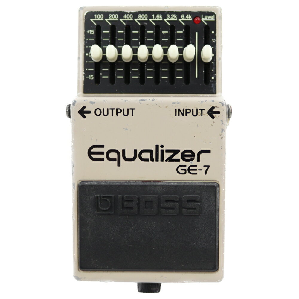 【中古】 イコライザー エフェクター BOSS GE-7 Equalizer ギターエフェクターボス BOSS GE-7 Equalizery の中古品です。本体のみ全体的に打痕や塗装剥がれのある中古らしい使用感のあるコンディションです。底面ラバー部に汚れあり。電池ボックスネジ受けのゴムパーツに割れあり。MADE IN TAIWAN（台湾製）繊細な音色補整から大胆なサウンドメイクまで対応する、7バンド・グラフィック・イコライザーGE-7は、100Hzから6.4kHzの領域をブースト／カットできる7バンドのグラフィック・イコライザーです。可変幅±15dBのスライダーを操作することで、繊細なニュアンスの修正からアグレッシブなサウンドメイクまで、さまざまなシチュエーションにおいて威力を発揮します。また、ギターに最適な周波数帯域をオクターブで調整可能にした7本のスライダーを搭載。低域から超高域成分を含む高域まで、自在にコントロールできます。エフェクト切り替え時の音量差を補整するLEVELスライダーも搭載しているため、イコライザーの設定はそのままに、全体の音量コントロールも簡単に行えるよう設計されています。歪み系エフェクターの音色補整やプリアンプ及びブースターとして、ギター・サウンドに彩りを加えるスパイスとしても活躍します。