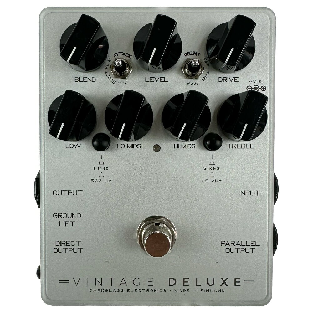 【中古】 ベース用プリアンプ DI オーバードライブ Darkglass Electronics Vintage Deluxe V3 ダークグラス ベースエフェクターDarkglass Electronics Vintage Deluxe V3 の中古品です。本体のみ全体的に小キズ、塗装はげあり。使用感のあるコンディションです。背面の印刷が部分的に薄くなっています。現在の所、ガリもなく動作に問題ございません。MADE IN FINLANDMicrotubes B7k と同じくDarkglass のスタンダードとして長年ラインナップされている、Vintage Deluxe がアップデート。スイッチが増設されロー・ミッドとハイ・ミッドのEQ ポイントが選択可能となりました。サウンドクオリティと基本性能はそのままに、操作性がアップ。 Vintage と言う名前からよく、ヴィンテージ風のおとなしい歪みと思われがちなのですが、実際はDarkglass らしいサウンドの歪みです。B7K に比べると歪む帯域が広く、よりミッドの帯域まで歪みますので、ミッドに粘りが欲しいプレーヤーにはこちらがお勧めです。B7K と同じくフィンガー、スラップ、ピックなどどのような奏法でも、ミックス内で存在感を失わないベース用ディストーションです。