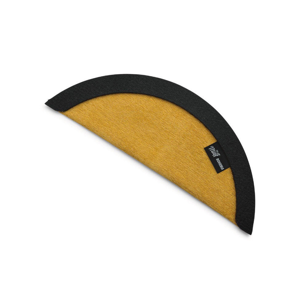 ROHEMA ロヘマ MUFF BITE 14" 618160 ドラムミュートMuffBite（マフバイト）は他社のミュートとは大きく異なる独特なミュートサウンドを生み出します。【特徴】・ブラック・フェルトのリムとコーデュロイ生地を組み合わせ、ヘッドの約3分の1をカバーするドラムミュートです。・フェルトに内蔵されているマグネットにより、マフバイトをリムの所定の位置にしっかりと固定することが可能。・倍音やサスティーンを抑え、加工を感じさせないナチュラルなドラムサウンドを演出。・ダイキャストフープに使用するためのクランプが3つ付属しています。・サイズ：14インチ【コーデュロイについて】黒板消しの布地に使われる生地。摩擦に強く、保湿性に優れる性質があります。埃が付きやすいのでエチケットブラシを使用して埃を除去してください。粘着テープを使用すると毛が抜けてしまうのでご注意ください。