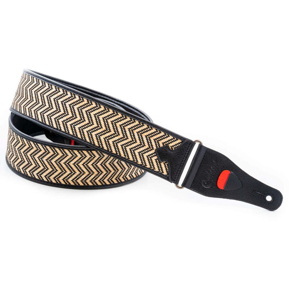 Righton! STRAPS ライトオンストラップ VICTORIA Black ギターストラップVICTORIAは、ヴィクトリア湖畔の伝統工芸に着想を得たハンドメイド感あふれるギターストラップです。自然素材のラフィアを丁寧に編み込んだベージュトーンのテクスチャーが、ステージでも日常でも温かみのある存在感を演出します。勝利を象徴する「V」パターンを取り入れたデザインは、挑戦と前進のスピリットを表現。内部には低密度ラテックスパッドを内蔵し、軽量ながら肩への負担をやわらげます。長さは90cm〜150cmで細かく調整でき、ギター、ベース、アコースティックを問わず快適にフィットします。【特徴】■ 天然ラフィア素材：自然由来のラフィアを手織りで仕上げており、軽さと耐久性を兼ね備えています。■ 「V」パターンのアートワーク：勝利や前進をイメージした「V」モチーフとアフリカ伝統工芸の編み模様が、楽器に個性的なアクセントを添えます。■ 低密度ラテックスパッド内蔵：荷重を均等に分散するパッドが長時間の演奏でも肩への負担を軽減します。【注意事項】・天然素材のため色味や編み目に個体差がありますが、品質には問題ありません。・高温多湿や直射日光の当たる場所で長時間保管しないでください。・水濡れや汗が付着した際は、柔らかい布で拭き取り、陰干ししてください。・ストラップピンの形状やサイズによっては外れやすい場合があります。装着後にしっかり固定されているかご確認ください。・保証は初期不良のみ対象です。通常使用による摩耗・変色は保証範囲外となります。【スペック】・長さ：90~150cm・幅：6cm・素材：ヴィーガンレザー/ナチュラルファイバー/GRS認証ファブリック