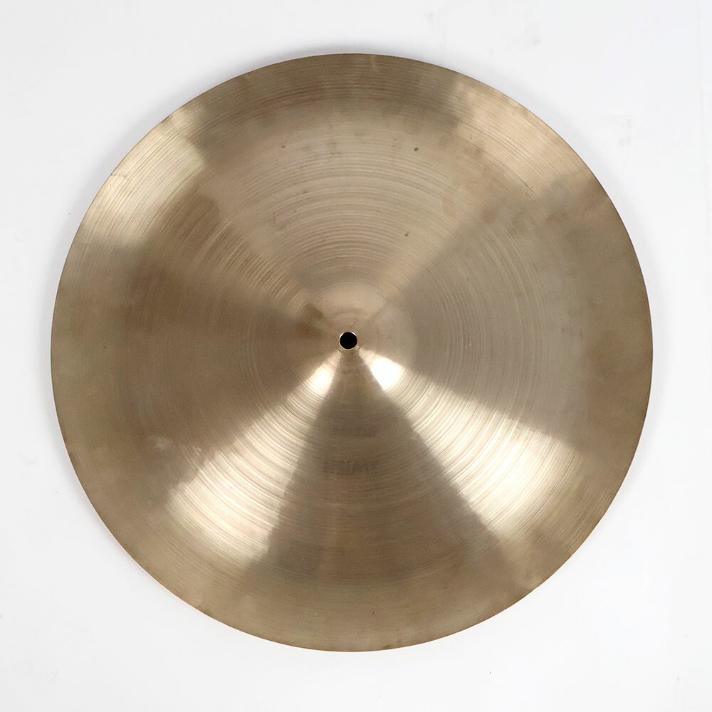 【中古】 エフェクトシンバル ジルジャン ZILDJIAN A Zildjian SWISH Medium 18インチ スウィッシュZILDJIAN A Zildjian SWISH Medium 18インチ の中古品です。中古なりのコンディションです。商品内容：本体のみシンバル本体に割れはありませんが若干のゆがみがあります。シンバル取り付け穴は正常です。傷や汚れがあり、全体的に使用感のあるコンディションです。■重量：約1190g18インチのSWISH シンバルチャイナシンバルと比べて折り返しが浅めなエフェクトシンバルです。Medium