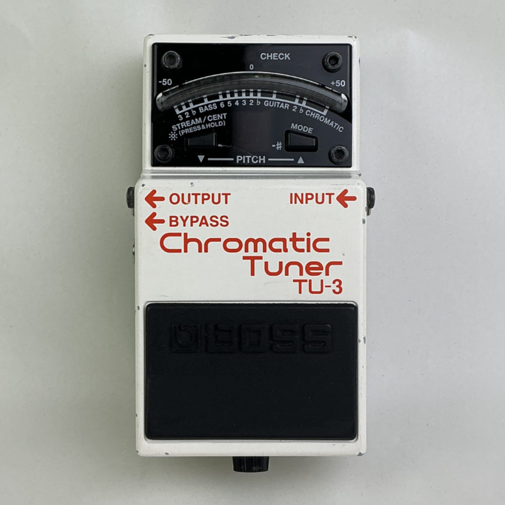 【中古】 クロマチックチューナー BOSS TU-3 Chromatic TunerBOSS TU-3 Chromatic Tuner の中古品です。使用感のあるコンディションです。商品内容：本体のみ筐体の小傷、塗装剥がれなどある中古らしいコンディションです。パネル部に割れがございます。電池ボックスネジ受けのゴムパーツに劣化あり。電池駆動、アダプター駆動確認済み。MADE IN TAIWAN（台湾製）ステージ・ユースに最適なコンパクト・タイプのクロマチック・チューナーTU-3は、BOSSのチューナーのノウハウを継承した、クロマチック・チューナーTU-2の後継モデル。野外での視認性をさらに高める「高輝度モード」の新規搭載や、21個ものLEDによる滑らかなメーター表示、最大6半音までのフラット・チューニングへの対応など、便利な機能で快適なチューニングが行えます。