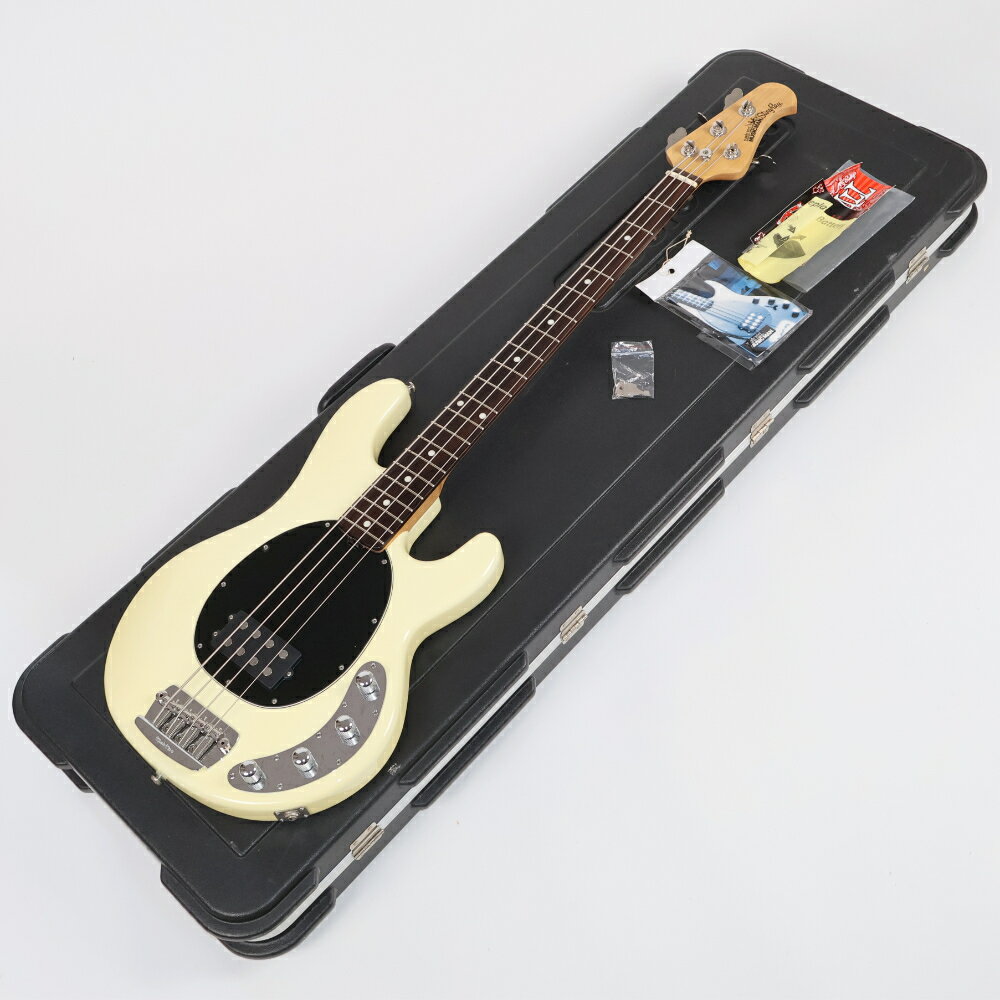 【中古】 MUSIC MAN ミュージックマン StingRay スティングレイ White / R 2010年製 エレキベースMUSIC MAN StingRay White / R 2010年製 の中古品です。使用感のあるコンディションです。商品内容：本体・ハードケース・タグ・ステッカー（曲りあり）小傷あり。ボディ全体的に色焼けがあります。ピックガードに弾き傷あり。金属パーツにくすみあり。ピックアップのポールピースに錆があります。フレットは目立つような凹みも無く8割程度。トラスロッドは調整の余裕ありです。MADE IN U.S.A.重量：4.20kg定番エレキベース、ミュージックマンのスティングレイ。シリアルナンバー、ネックデイトなどより2010年製と思われます。ホワイトのグロスフィニッシュアッシュボディにサテンフィニッシュのメイプルネック、ローズウッド指板の組み合わせ。アクティブ3バンドEQ搭載で、太くてゴリッとしたスティングレイらしいサウンドが楽しめます。Color WhiteNeck Maple Neck Rosewood FretboardPickguard Black Pickguard HHardware Chrome Hardware