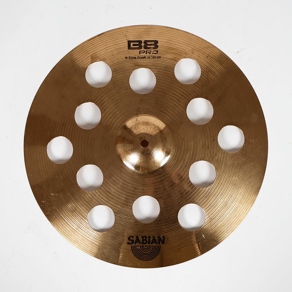 【中古】 クラッシュシンバル セイビアン SABIAN B8 PRO O-ZONE CRASH 16インチ クラッシュシンバルSABIAN B8 PRO O-ZONE CRASH 16インチ の中古品です。使用感のあるコンディションです。商品内容：本体のみシンバル本体に割れやゆがみはございません。シンバル取り付け穴は正常です。傷や汚れがあり、全体的に使用感のあるコンディションです。■重量：約930g現在はすでに生産完了となっている「SABIAN B8 PRO O-ZONE」です。シンバルのボウ部分に12個空けられたホールによる、素早いレスポンスと明るくダーティーなクラッシュサウンドが特徴です。