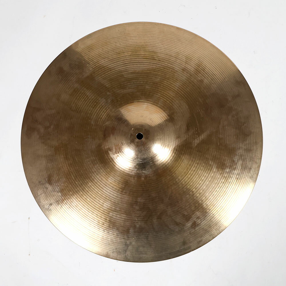 【中古】 クラッシュシンバル ジルジャン ZILDJIAN A Zildjian 19インチ クラッシュシンバルZILDJIAN A Zildjian 19インチ クラッシュシンバル の中古品です。使用感のあるコンディションです。商品内容：本体のみシンバル本体に割れやゆがみはございません。シンバル取り付け穴は正常です。傷や汚れがあり、全体的に使用感のあるコンディションです。刻印の特徴から1970年代から1980年代前半に製造されたモデルかと思われます。モデル名の印字が消えている為、詳細不明ですが、サイズと重量からクラッシュシンバルと思われます。■重量：約1620g