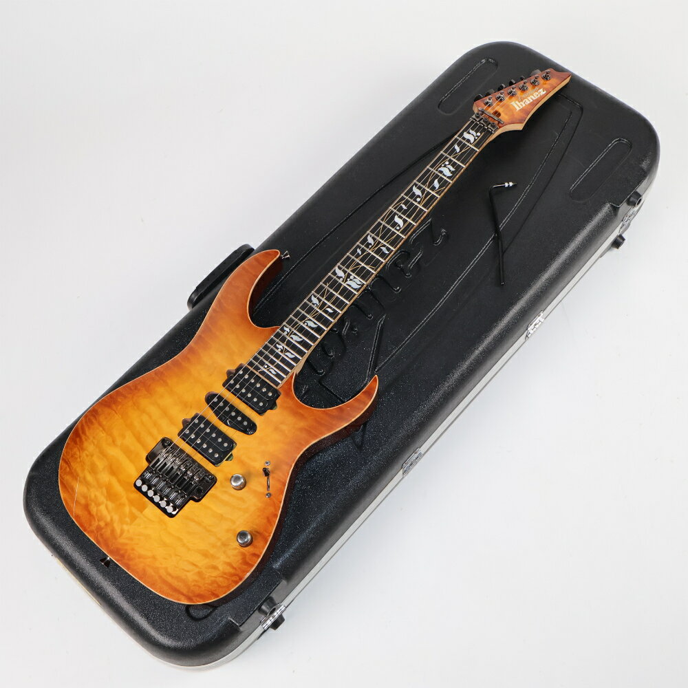 【中古】 Ibanez アイバニーズ j.custom RG8670 VV 2003〜2004年製 エレキギター Quilted Mapleトップ仕様 日本製アイバニーズのフラッグシップモデル Jカスタムの中古品です。ギターの仕様から2003年〜2004年頃のRG8670と思われます。レンチ欠品。純正ハードケース、トレモロアームのみ付属します。全体的に小さな傷、打痕、塗装の白濁、金属パーツのメッキ剥げ等が見られる、使用感のあるコンディションです。フレットは1〜3弦に少し凹みが見られ、7〜8割残り程度。トラスロッドは両方向に効く状態です。ボディトップが全体的に白濁しています。ヘッドトップの先端に塗装浮きを伴う打痕があります。ボリューム、トーンがプッシュ/プル仕様カスタムされています。カラー：Vintage ViolinMade in Japan重量：3.96kgキルテッドメイプルTOP/マホガニーBackのボディに、メイプルとブビンガの5ピースネック、Tree of Life指板といった仕様。ピックアップはフロント：DiMarzio Air Norton(DP193)、センター：DiMarzio BlueVelvet(ISC70S)、リア：DiMarzio The Tone Zone(DP155)を搭載。コントロールは1ボリューム、1トーン、5Wayセレクタースイッチとなっており、ボリュームノブを引き上げる事でフロントピックアップのシリーズ/パラレルの切り替え、トーンノブを引き上げる事でローカットコントロールになります。演奏性も高く、実用的なカスタマイズが施された1本です。