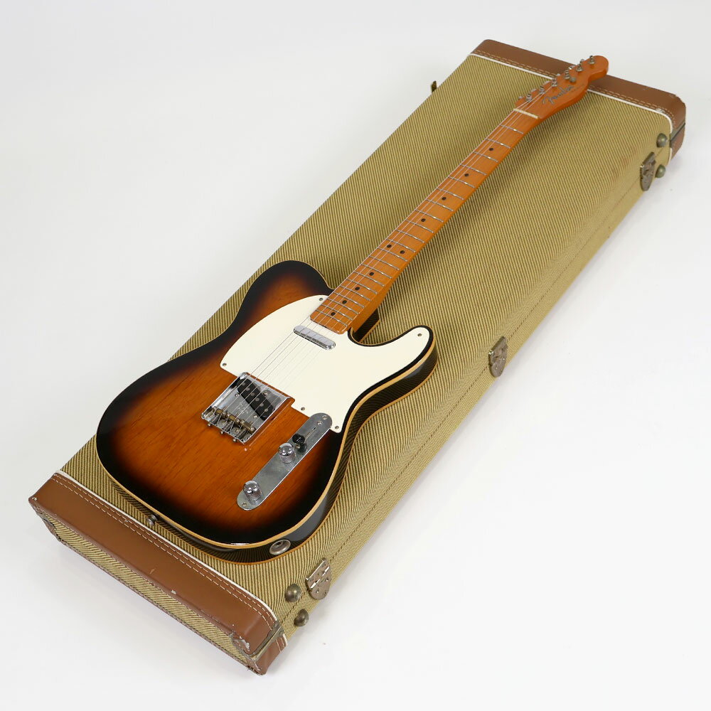【中古】Fender Custom Shop フェンダー カスタムショップ Custom Telecaster 2TS 1990年製 カスタムテレキャスター エレキギターFender Custom Shop Custom Telecaster 2TS 1990年製 の中古品です。使用感のあるコンディションです。商品内容：本体・ハードケース・取扱説明書（英語）・ブリッジカバー・6wayブリッジ・サーキット交換キット傷、打痕、汚れがあり。金属パーツに錆、くすみ、メッキの劣化あり。ピックガードに歪みあり。ピックガードフィルムが劣化した状態で剥がされ、フィルム痕が残っています。フレットは目立つような凹みも無く8割程度。トラスロッドは調整の余裕ありです。MADE IN U.S.A.重量：3.60kg1990年製のフェンダーカスタムショップ製カスタムテレキャスターです。カスタムショップは1987年に設立されていますので、比較的初期のモデルとなります。バインディングを施したアルダーボディにメイプル1pcネック。2トーンサンバーストに1plyピックガード、メイプル指板、丸型のストリングガイドやマイナスネジ仕様など50sを踏襲した仕様の中でのボディバインディングのカスタムテレキャスターという珍しい仕様。ビンテージサーキット仕様となっており、フロントPUからはハイカットされたサウンドが出力されます。ネックポケットには「ART ESPARZA」のスタンプがあります。また、キャラクターのようなスタンプもあり、シリアルナンバーも無く、ショップオーダーモデルの可能性もあります。付属の説明書(英語)にも記載がある通り、6wayのブリッジとビンテージサーキットから、現代の通常サーキットに変更できるキット（ポット、コンデンサ）が付属しています。フロントPUはトーンカットされたサウンドですが、リアPUにするとテレキャスターらしい明瞭で歯切れの良いサウンドをアウトプットします。