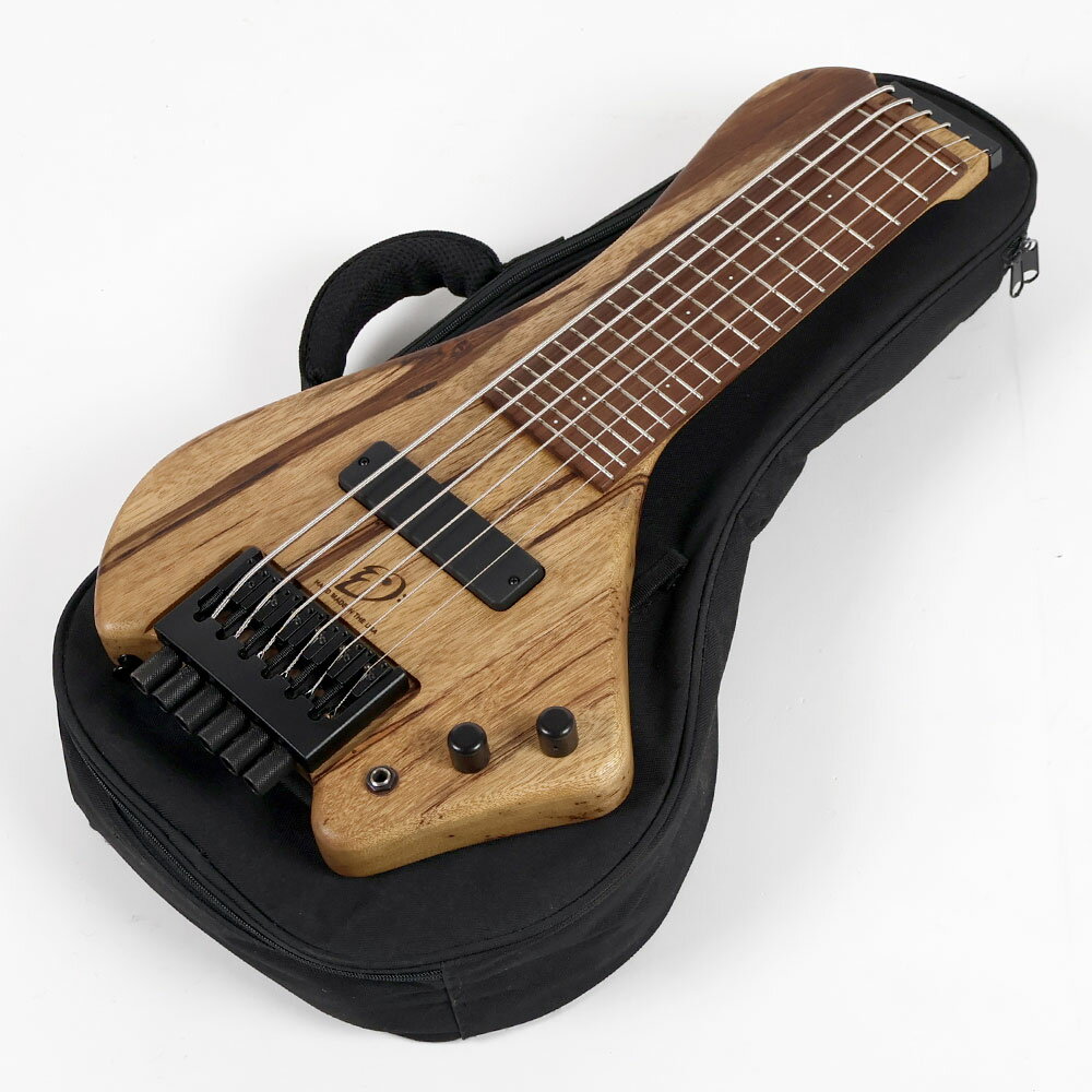 【中古】 Wing Instruments Wing Bass Classic 6弦エレキベース コンパクト ヘッドレスベースWing Instruments Wing Bass Classic 6弦 の中古品です。中古なりのコンディションです。商品内容：本体・ソフトケース小傷あり。金属パーツに軽微な錆、くすみあり。フレットは目立つような凹みも無く8割程度。トラスロッドはありません。重量：2.52kgMADE IN U.S.A.Wing Instruments ウィングベース クラシック 6限モデルです。ボディはブラックコリーナ、指板はパーフェローと思われます。通常のベースの1オクターブ高くチューニングします。通常のベースの11フレットまでを切り落としたイメージです。Hipshot Headless System を搭載。ピックアップはBartolini （バルトリーニ）のソープバータイプのハムバッカーを1発搭載しています。非常に軽量で持ち運びも簡単なので、家でくつろぐ時、旅先など、どんな時でも、この楽器があれば常にベースの腕を磨くことができます。また、このベースだからこそできる演奏を見つけてみてください！