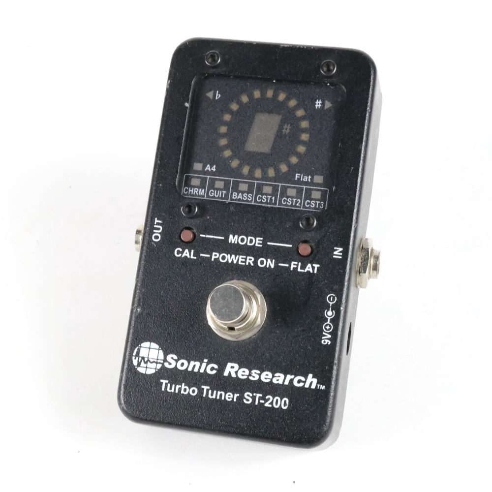 【中古】 ギターチューナー SONIC RESEARCH ST-200SONIC RESEARCH ST-200 の中古品です。使用感のあるコンディションです。商品内容：本体のみ傷、塗装剥がれがあり。現在の所、ガリもなく動作に問題ございません。SONIC RESEARCH ST-200機械式トゥルーバイパスのフットスイッチ採用モデル各チューニング機能の誤差は±0.02セント以下