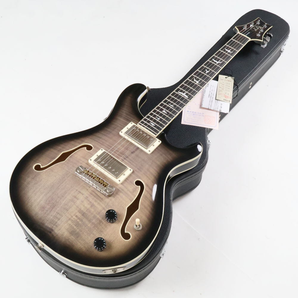 【中古】 エレキギター PRS SE HollowBody II Charcoal Burst 2019年製 2.72kg Paul Reed Smith ポールリードスミス ホロウボディー2PRS SE HollowBody II Charcoal Burst の中古品です。比較的綺麗なコンディションです。商品内容：本体・ハードケース2019年の中国工場製の個体です。SE HollowBody IIの正式発売は2020年ですが2019年後半には先行して製造されていたものと思われます。※チェックシート日付2019/11。ピエゾピックアップは非搭載のモデルなります。ソリッドボディのパワフルなサウンドにホロウボディの深みのあるトーンを融合させたモデルです。トップとバックにメイプル、サイドにマホガニーを組み合わせたホロウ構造のボディにマホガニーネック、エボニー指板といったマテリアルとなっています。センターブロックを持たないフルアコースティック構造でエアー感を感じるファットでリッチなトーン、また実測重量約2.72kgの軽量さも魅力です。ピックアップは SP-58/15 を2基搭載。コントロールはMaster Volume、Master Tone、3Way Toggle Switchのオーソドックスなスタイルでコイルタップはありません。ホロウ構造のボディながらも、バランスの取れた張りのあるサウンドが印象的な1本です。大きなダメージはなく中古としては比較的綺麗なコンディションです。ピックアップカバーにややくすみ感あり。演奏に伴う微細な傷、軽微な汚れ等ございます。フレットは局所的な凹みはなく、全体で8割以上の残り。トラスロッドは締方向にやや硬くなっていますが90度以上の可動域があることは確認済みです。動作確認済み。出力、コントロール共に問題ありません。重量約2.72kgハードケースが付属します。