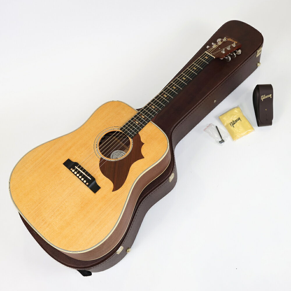 【中古】 アコースティックギター Gibson Hummingbird Sustainable 2019 Antique Natural 2019年製 ギブソン ハミングバード サスティナブル 環境に配慮したウッド材を使用したコンセプトモデルGibson Hummingbird Sustainable 2019 Antique Natural の中古品です。かなり綺麗なコンディションです。商品内容：本体・ハードケースGibson Hummingbird Sustainable 2019 Antique Natural中古です。環境配慮型社会への調和を念頭に設計・製造された新しいコンセプトのもと作られたサステイナブル・シリーズ。持続可能性を考慮して計画採取された北米産ウォルナットによるバック板、サイド板を採用しています。同じく北米産の良質なシトカ・スプルースをトップ材に採用。全く新しいフィニッシュ、自然素材による蜜蝋ワックス（ビーズワックス）が擦り込まれた仕上げとなっています。プレイヤーが継続的にビーズワックスを擦り込んでいくことで湿気や乾燥からギターを保護します。また、極薄フィニッシュの恩恵により、木部はかつてないほどに呼吸しヴァイブレーションが得られます。指板にあしらわれたエレガントな木製インレイ、ヴォリュームとトーン・コントロールを持ち操作性に優れるLR Baggs VTCピックアップを擁して仕上げられ、ステージでも即戦力です。サスティナブルシリーズのモデルは、ニトロセルロースラッカーが一切塗布されておりません。白木の状態のギターに亜麻仁油を塗布後、最終フィニッシュとしてビーズワックスが擦り込まれています。ナット幅は実測値で43.9mm。ほどよく肉付きのあるRoundネックは剛性感が高く、極薄の塗装も相まってギター全体で唸るように鳴るリッチな量感も魅力です。大きなダメージの無い、中古としてはかなり綺麗なコンディションです。微細な傷、軽微な汚れ、ところどころ塗装のテカリ感などはあります。フレットは局所的な凹みはなく、全体で9割以上の残り。トラスロッドは締方向には十分稼働幅があります。動作確認済み。出力、コントロール共に問題ありません。ハードケースが付属します。BodyWood Walnut & Sitka SpruceFinish Hand rubbed beeswaxNeckMaterial MahoganyNeck Profile RoundScale Length 24.75''Fingerboard Material RichliteFingerboard Radius 12''Number of Frets 20Frets StandardNut Material TusqNut Width 1.725''Inlays Diamonds and arrow, woodTruss Rod WalnutHardwareFinish NickelBridge Traditional belly upBridge Pin Material TusqTuning Machines Grover Rotomatic w/ Kidney ButtonsPick Guard WalnutElectronicsPickup LR Baggs VTCControls 1 Volume, 1 Tone