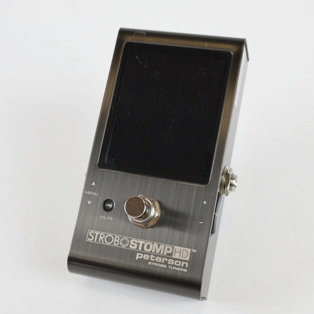 【中古】 PETERSON Strobo Stomp HD ストロボ・チューナー・ペダルPETERSON Strobo Stomp HD の中古品です。使用感のあるコンディションです。商品内容：本体・箱・取扱説明書小傷、塗装剥がれがあり。現在の所、ガリもなく動作に問題ございません。コンパクトなサイズにPeterson最大級の画面を搭載したチューナー・ペダルです。高精細なディスプレイは、ストロボならではの0.1セント単位のチューニングを素早く行えます。色の変更もでき、直射日光やステージ・ライトの下でもしっかり確認できます。出力はトゥルー・バイパスとバッファーを切り替えられるので、好みやセットアップに応じて使い分けることも可能です。プリセットはギター系を中心に130種類以上も装備しています。音名から弦番号に表示を切り替えらえるプリセットもあり、初心者でも簡単にチューニングできます。USB端子でパソコンと繋げばオリジナルのプリセットの作成他、様々なことが行えます。