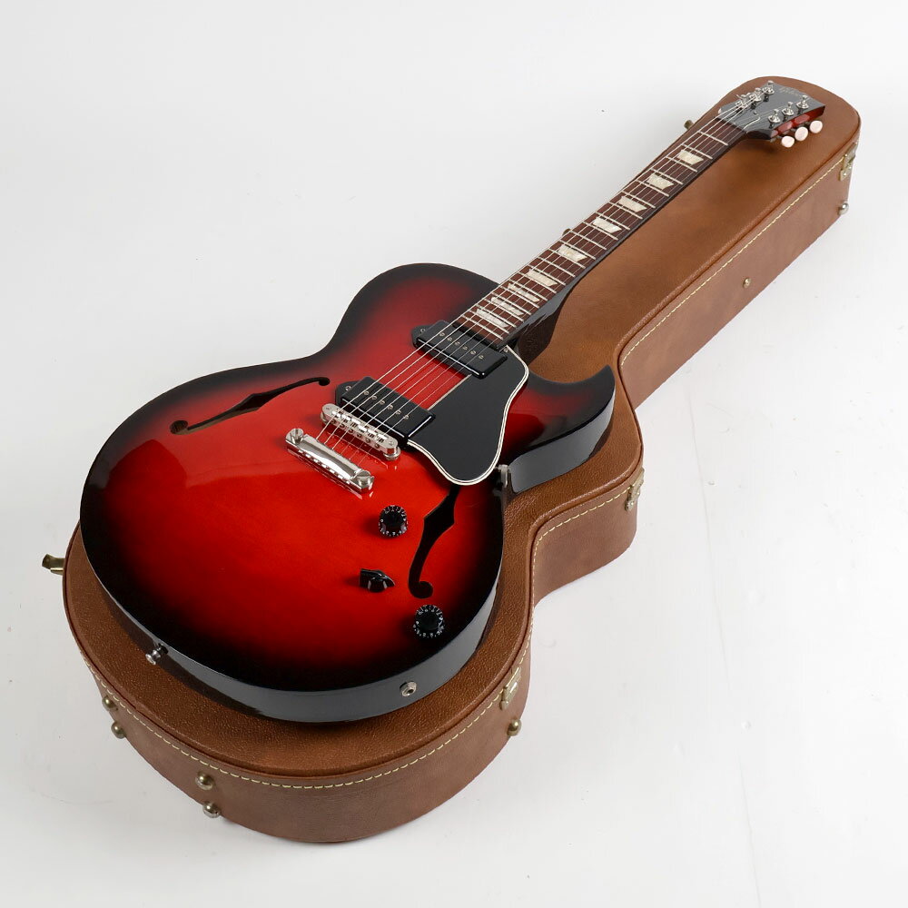 【中古】 エレキギター Gibson Memphis Billie Joe Armstrong ES-137 Black Cherry Burst 2014年製 ギブソン メンフィス ビリー・ジョー・アームストロング GREEN DAYGibson Memphis Billie Joe Armstrong ES-137 Black Cherry Burst の中古品です。使用感のあるコンディションです。商品内容：本体・ハードケース・認定書・チェックシートGibson Memphis Billie Joe Armstrong ES-137 Black Cherry Burst中古です。メンフィス工場で2014年に製作されたBillie Joe Armstrongシグネイチャーモデル。ES-137をベースにドッグイヤーのP-90ピックアップを搭載。ピックアップセレクターは3 WAYのロータリースイッチ、2VOLのみのシンプルなコントロールです。またVOLノブの位置は通常とは逆になっており、構えた時に近い方がリア、遠い方がフロントになっています。おそらくリアの使用率が高く、リアのVOLコントロールを手元の近くで行いたいという本人の演奏スタイルによる仕様だと思われます。大型のボディースタイルですが、マホガニーのセンタブロックが入ったセミアコスタイル。ブラックのバインディングが全体に引き締まった精悍な印象をもたらします。使用感はありますが、大きなダメージはなく中古としてはまずまずのコンディションです。ピックガードに弾き傷あり。ボディー全体にペン先大の打痕、引っ掻き傷、擦り傷あり。ボディーバックネックジョイントヒールに年王クラックあり。表板、センター、裏板の材の継ぎ目に塗装段差あり。割れなどはありません。その他演奏に伴う古傷や汚れがございます。フレットは局所的な凹みはなく、全体で8割以上の残り。トラスロッドは締方向、緩め方向ともに稼働幅があります。動作確認済み。出力、コントロール共に問題ありません。重量約3.66kgハードケースが付属します。Body Maple / Poplar /MapleNeck MapleFingerBoard RosewoodPickups P-90(Dog Ear）