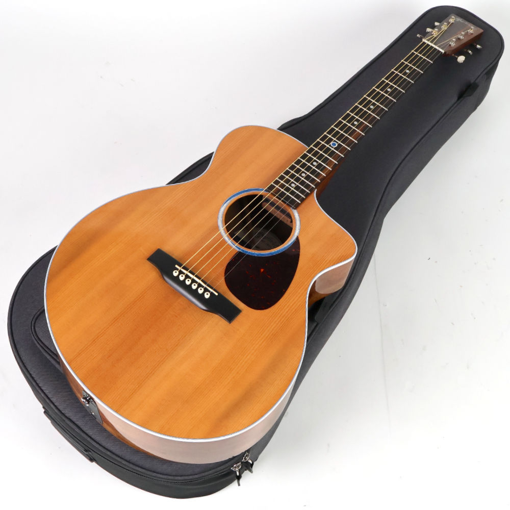 【中古】Martin マーチン SC-13E 2021年製 エレアコ アコースティックギターMartin SC-13E の中古品です。比較的綺麗なコンディションです。商品内容：本体・ソフトケース・WARRANTY CARDMartin SC-13E中古です。シリアルから2021年製。左右非対称なボディシェイプを採用し、取り外しが可能なネック構造にSure Align neck systemを搭載した2020年に発表された革新的なモデルです。ネックはやや薄めのタイプを採用し、サウンドホールにはトーン、ボリューム、チューナーを搭載しています。ボディ形状やカッタウェイなど独自のスタイルながら、非常に取り回しやすいギターです。小傷ありますが、大きなダメージはなく中古としてはまずまず綺麗なコンディションです。ボディー全体にペン先大の打痕、引っ掻き傷、擦り傷あり。ピックガードにやや弾き傷あり。その他演奏に伴う微細な傷や軽微な汚れがございます。ソフトケースが付属します。Top：SpruceBACK & SIDE MATERIAL：Koa Fine VeneerNECK MATERIAL：Select HardwoodFINGERBOARD MATERIAL：EbonyElectronics：Fishman MX-Tナット幅（実測値）：約44mm