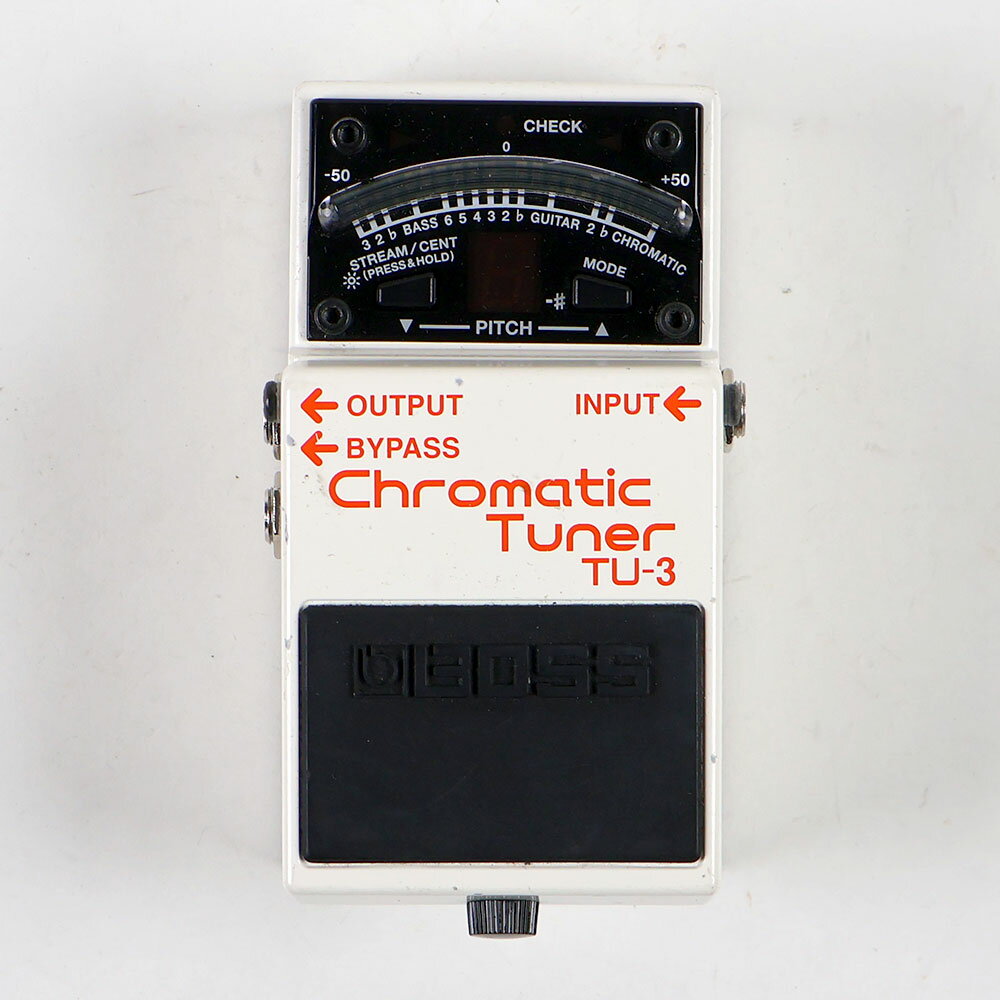【中古】 クロマチックチューナー BOSS TU-3 Chromatic TunerBOSS TU-3 Chromatic Tuner の中古品です。使用感のあるコンディションです。商品内容：本体のみ傷、塗装剥がれがあり。電池駆動、アダプター駆動確認済み。現在の所、ガリもなく動作に問題ございません。MADE IN TAIWAN（台湾製）ステージ・ユースに最適なコンパクト・タイプのクロマチック・チューナーTU-3は、BOSSのチューナーのノウハウを継承した、クロマチック・チューナーTU-2の後継モデル。野外での視認性をさらに高める「高輝度モード」の新規搭載や、21個ものLEDによる滑らかなメーター表示、最大6半音までのフラット・チューニングへの対応など、便利な機能で快適なチューニングが行えます。