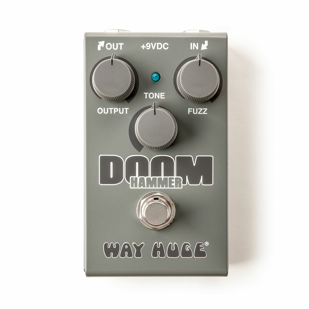 WAY HUGE ウェイヒュージ WM45 Smalls Doom Hammer Fuzz ファズ ギターエフェクター鬼才ジョージ・トリップスが四半世紀の時を越えて世に送るもう一つのクラシック・ファズサウンド。ファズペダルの歴史において、誰もが知る四角い筐体のファズ・ディストーション。なかでも1978年に登場したOP-AMP(オペアンプ)駆動モデルは、“壁”と形容されるワイドで強烈なサウンドを武器に、ロック、グランジ、オルタナが渦巻いた90年代の熱狂を象徴する存在となりました。●Way Huge Smalls Doom Hammer Fuzz は、そんな名機へのリスペクトから誕生したファズペダル1998年に、当時ガレージメーカーであった、Way HugeのラボにてJeorge Tripps(ジョージ・トリップス)が、1978年製のこのペダルを友人のバンド「Oranger」のギタリストのために改造したことからはじまります。有機的なトランジスタとは対照的に、オペアンプならではの鋭いスクープサウンドを最大限に生かし、ステージで安定したパフォーマンスを実現する改造が施されました。この回路をベースにいくつかのプロトタイプを制作し、現代に蘇ったのが Doom Hammer Fuzzです。●特徴的なTONEコントロールTONEコントロールは、10時~2時の位置で通常のトーンコントロールとして機能し、さらに左に回すとハイカット、右に回すとローカットという、アグレッシブなセッティングが可能。まさにハンマーで壁を破壊し、闇に光が射すようなサウンドメイクが可能になっています。●FUZZコントロールは、どの位置でも最高のサウンドを提供左に回しきった状態でローゲインのフィルターライクな質感、中央付近ではクラシックなディストーションからハイゲインファズへと変化し、右に回し切れば圧倒的なスーパー・ハイゲインの“あの轟音”へ。鬼才ジョージ・トリップスのマジックによって、どの位置でもクールで最高なサウンドが得られます。