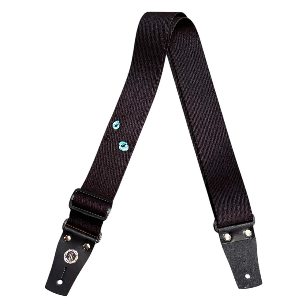 Grande uomo グランデウオモ TENDER STRAP TS-2 AC ねこ アクアマリン 3月 ギターストラップ本体に柔らかくて肩への馴染みの良いアクリル製のベルトを使用したストラップです。剣先の革はしっかりとした本革を使う事により、強度も◎あえて金属ではなく、プラスチックパーツを使うことで、ギター本体に傷がつき難い設計となっております。革のワンポイントが効いていて可愛い逸品です。【スペック】・長さ：約85cm〜140cmまで調整可能・巾：5cm・本体素材：アクリル製テープ・革素材：牛革