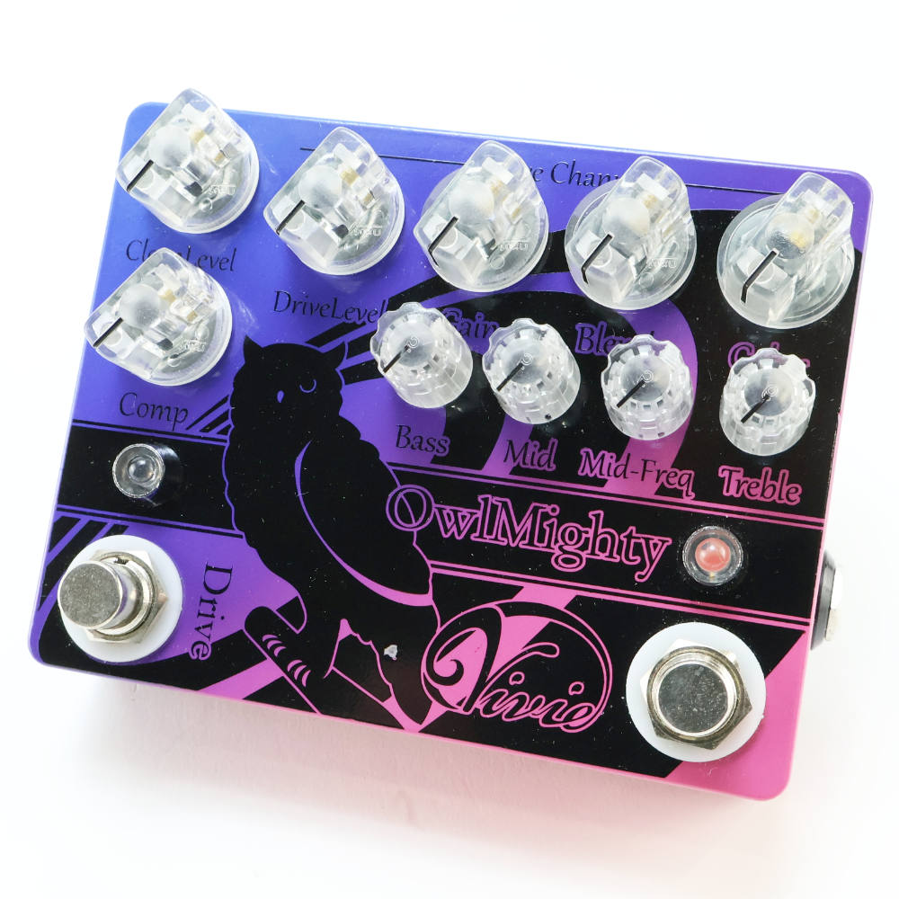 【中古】 ベースプリアンプエフェクター Vivie OwlMighty ヴィヴィVivie OwlMighty の中古品です。中古なりのコンディションです。商品内容：本体のみ小傷、塗装剥がれがあり。電池駆動、アダプター駆動確認済み。現在の所、ガリもなく動作に問題ございません。クリーン・ドライブの2ch切り替え可能　上質な歪みを搭載した2ch仕様。ON/OFFとは別にクリーン・ドライブの切り替えフットスイッチを搭載。様々なシーンに1台で対応できます。Colorノブで歪みのナチュラル〜ファジーに歪みの質感も調整可能。更に踏み込んだ音作りが可能です。 コンプレッサー内蔵クリーンチャンネルには、本格的なコンプレッサー機能を搭載。ナチュラルから深いコンプまで対応できます。アタックの強いスラップもしっかりとノーマライズされ、ダイナミクスの大きなプレイを自然なサウンドでプレイできます。 Mid-Frequency付き3BandEQMidのブースト/カットする帯域を変更できるMid-Freqノブを搭載。ピンポイントで不要な帯域をカットしたり、ポイントの帯域をブーストする事ができます。Bass、Trebleノブを組み合わせ、細かくこだわりの音色を具現化できます。