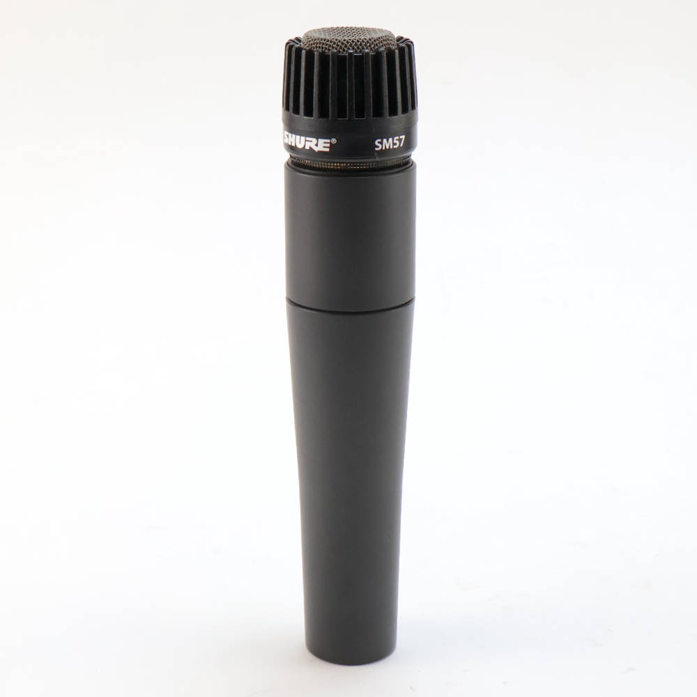 【中古】 マイク ダイナミックマイク 楽器用 SHURE SM57 シュアー 57 ゴーナナ シュアSHURE SM57 の中古品です。使用感のあるコンディションです。商品内容：本体のみ全体的に使用感のあるコンディションです。現在の所、ガリもなく動作に問題ございません。鳴り響くスネアドラム。余韻たっぷりのアルペジオ。パワフルなサックスのソロ。ステージでも、スタジオでも、あなたの楽器が奏でる音色は、聴衆の心に直に響きます。レコーディングには、そのパワーに耐えられるだけのマイクロホンが必要です。SM57は、どのような音響条件でも、あなたの音楽を自宅で聴いているファンに、ダイレクトに響くパワフルなサウンドを実現します。