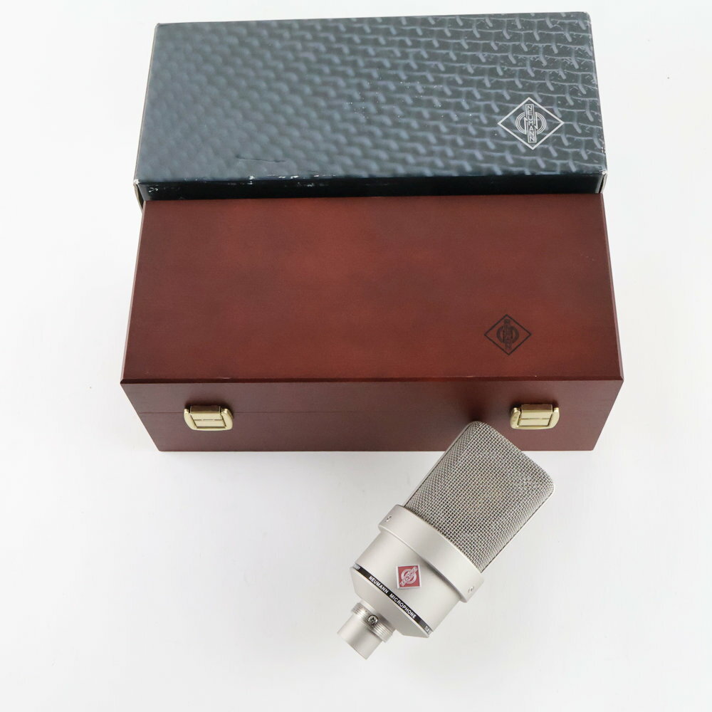 【中古】 コンデンサーマイク ノイマン NEUMANN TLM103 名機U87の現代版 マイクNEUMANN TLM103 の中古品です。使用感のあるコンディションです。商品内容：本体・箱・マイクホルダー全体的に使用感のあるコンディションです。現在の所、ガリもなく動作に問題ございません。TLM 103は、ノイマンの歴史の中で最も大きな成功を収めた製品の一つです。その純粋でクリアなサウンドは、クラシックな U 87 の現代版です。TLM 103 は緩やかなプレゼンスブーストが可能なトランスレスカーディオイドコンデンサーマイクロフォンで、息をのむような明瞭さと超低ノイズの極めてダイレクトなサウンドを実現します。
