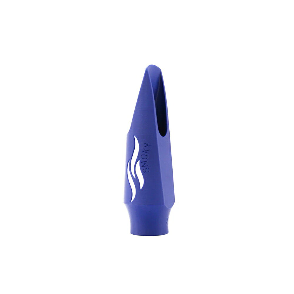 サイオス SYOS Smoky 8 Blue & White テナーサックス用マウスピースローステップバッフル / エクストララージ・チェンバーの組み合わせによるダークで温かいサウンドが特徴です。【商品仕様】シリーズ：Smokyサイズ：テナーサックスティップオープニング：8材質：ABS樹脂カラー：Blue & White（ブルー/ホワイト）【Syosとは？】SyosはShape Your Own Soundの略で直訳すると【独自のサウンドを創る】。プレイヤーが求めるサウンドに少しでも近づけるサポートをしたい、という意思がブランドの名前に込められています。2016年にフランス：パリで誕生しSyosは、管楽器音響の専門家であるPauline氏と聴覚知覚の専門家であるMaxime氏が出会い、Syosマウスピースのコンセプトが生まれました。マウスピースにとって重要な要素である内部形状。バッフルの形状と長さ、チャンバーの形状とサイズ、マウスピースの開き、フェイシングカーブなど…。それらを3Dプリンタを用いて1/100 ミリメートルの精度で調整します。その積み重ねにより各パラメーターの影響を研究しデータ化。奏者が望むサウンドを正確に得られるマウスピースの生産に成功しました。