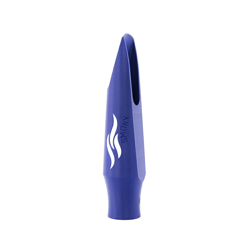 サイオス SYOS Smoky 8 Blue & White バリトンサックス用マウスピースストレートバッフル / スモール・チェンバーの組み合わせによるダークで温かいサウンドが特徴です。【商品仕様】シリーズ：Smokyサイズ：バリトンサックスティップオープニング：8材質：ABS樹脂カラー：Blue & White（ブルー/ホワイト）【Syosとは？】SyosはShape Your Own Soundの略で直訳すると【独自のサウンドを創る】。プレイヤーが求めるサウンドに少しでも近づけるサポートをしたい、という意思がブランドの名前に込められています。2016年にフランス：パリで誕生しSyosは、管楽器音響の専門家であるPauline氏と聴覚知覚の専門家であるMaxime氏が出会い、Syosマウスピースのコンセプトが生まれました。マウスピースにとって重要な要素である内部形状。バッフルの形状と長さ、チャンバーの形状とサイズ、マウスピースの開き、フェイシングカーブなど…。それらを3Dプリンタを用いて1/100 ミリメートルの精度で調整します。その積み重ねにより各パラメーターの影響を研究しデータ化。奏者が望むサウンドを正確に得られるマウスピースの生産に成功しました。