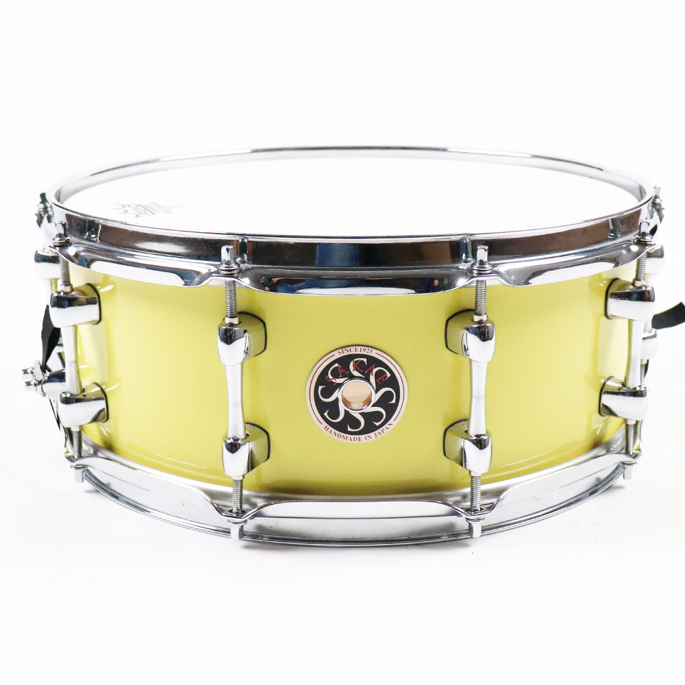【中古】 スネアドラム サカエ SAKAE SD1455MA/RH 14x5.5 メイプルシェルSAKAE SD1455MA/RH 14x5.5 の中古品です。使用感のあるコンディションです。商品内容：本体のみシェルに軽微な汚れ、一箇所にペン先程の黒い点状の汚れや、軽微な打痕があります。フープに小傷があります。全体的に使用感のあるコンディションです。現在のSAKAE OSAKA HERITAGEの前身「サカエリズム楽器」期に製造されたSD1455MAです。（シェル内部の製造年は2010年です）メイプルシェル 10テンションのスネアドラムで、フープエッジ形状を外側に曲げ加工がされたライティヘローフープを採用し、シェル本来の倍音を素直に出します。ラグについては、チューブラグ風ですが中心部の径を細くし連結部の質量を変化させ、シェル特性を損なわないラグを採用しています。シェル：メイプルシェルサイズ：14x5.5テンション：10テンション