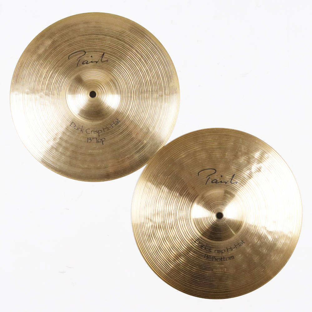 【中古】 ハイハットシンバル ペア パイステ PAISTE Signature Dark Crisp Hi-Hat Pair 13インチPAISTE Signature Dark Crisp Hi-Hat Pair 13インチ の中古品です。使用感のあるコンディションです。商品内容：本体のみシンバル本体に割れやゆがみはございません。シンバル取り付け穴は正常です。傷や汚れがあり全体的に使用感のあるコンディションです。■重量TOP：約780gBOTTOM：約1290gパイステシンバルの特徴とも言える「クリスタルサウンド」の最高峰を目指し、1987年開発された合金を最初に使用した「シグネイチャー」シリーズです。シャープで明快なアタック音、透明感にあふれたヴィヴィットな響きと幅広いダイナミックレンジは、シンバルサウンドをさらに拡大します。キレのよい芯のあるサウンドの中に柔らかさを持ち合わせています。ハイハットを使ったソロプレイに威力を発揮するモデルです。13インチ