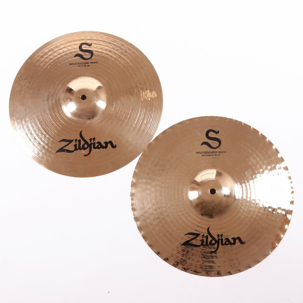 【中古】 ハイハットシンバル ジルジャン ZILDJIAN S Family MASTERSOUND HIHATS 14インチ ペア ハイハットシンバルZILDJIAN S Family MASTERSOUND HIHATS 14インチ ペア の中古品です。使用感のあるコンディションです。商品内容：本体のみシンバル本体に割れやゆがみはございません。シンバル取り付け穴は正常です。傷や汚れがあり全体的に使用感のあるコンディションです。■重量TOP：約970gBOTTOM：約1320gA Zildjian / Aカスタムでお馴染みの、ボトムエッジを波状にハンマリングしたモデル。生き生きとした抜けの良いサウンドと、クリアで明るいチック音が特長。