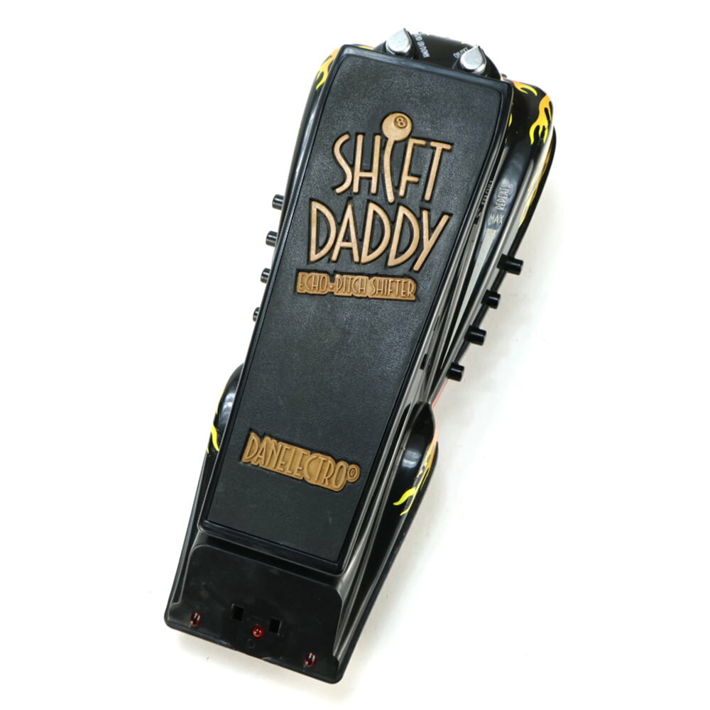 【中古】 エコーピッチシフター Danelectro DSD-1 SHIFT DADDYDanelectro DSD-1 SHIFT DADDY の中古品です。使用感のあるコンディションです。商品内容：本体のみ小傷があります。現在の所、ガリもなく動作に問題ございません。1950年代のアメリカン・ヴィンテージカーを彷彿とさせる、Danelectro（ダンエレクトロ）社ならではの独創的なペダル「DSD-1 SHIFT DADDY」です。本機は、ピッチシフターとデジタルエコーを融合させたユニークなエフェクトペダルです。最大の特徴は、本体中央に配置された大型のレバー（フットペダル）によるピッチ操作です。ワーミーペダルのような劇的なピッチベンドから、エコー成分を伴った幻想的な空間演出まで、唯一無二のサウンドを創出します。