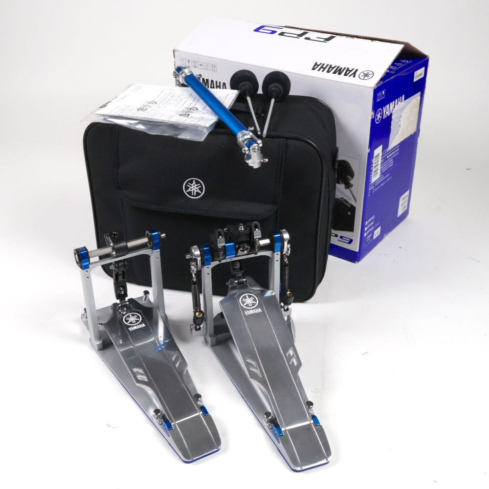 【中古】 ドラムツインペダル ヤマハ YAMAHA DFP9D ダイレクトドライブモデル ツインペダルYAMAHA DFP9D ダイレクトドライブモデル ツインペダル の中古品です。比較的綺麗なコンディションです。商品内容：本体・箱・取扱説明書・チューニングキーフットボード部に軽微な擦り傷がありますが、ドラムペダルとしては使用感も少なく全体的に綺麗なコンディションです。ヤマハ YAMAHA DFP9D ダイレクトドライブモデル ツインペダル高性能、多様な調整機能、安定性・耐久性を最大限追求したフラッグシップモデル「FP9」。プレイヤーが好みの奏法に合わせてペダルの踏み心地を調整できる機能を多数搭載し、稼動部を支えるフレームの要所へ新たに開発されたパーツを搭載することで、安定性の向上とスムースな演奏性能を実現しました。光沢のある鏡面仕上げの幅の広いロングフットボード、ボールベアリングを搭載したブルーフィニッシュのユニバーサルジョイントはフラッグシップモデルとしての高級感を醸し出します。様々なプレイスタイルに最適なセッティングを可能としプレイヤーをサポートする精密な仕様と斬新なルックスを持つFP9はフラッグシップモデルとして演奏を最大限にサポート、ドラマーの可能性を更に広げるモデルとなります。